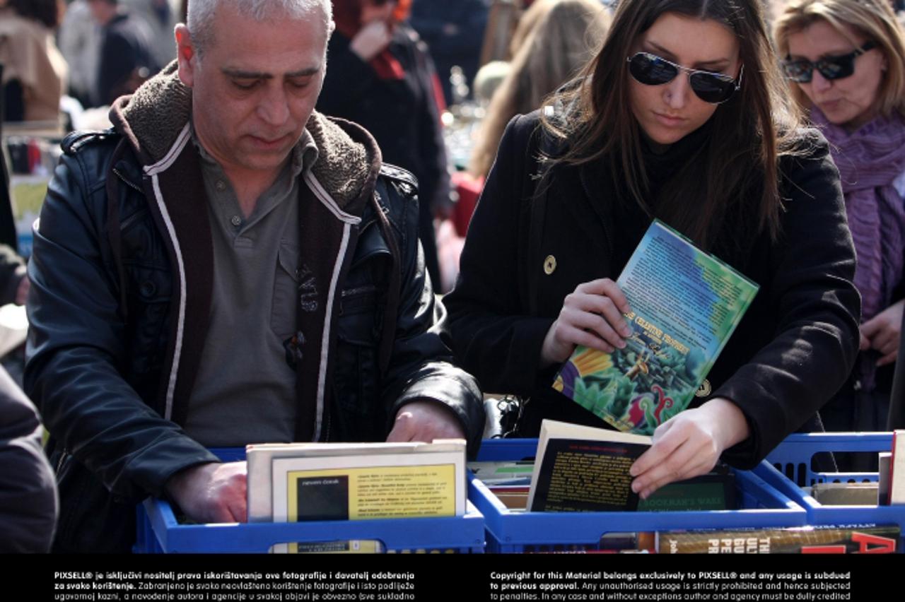 '04.03.2012., Zagreb - Nedjeljno sunce izmamilo je mnogobrojne gradane u centar grada. Na sajmu starina na zagrebackom Britanskom trgu bilo je ponesto za svakoga.  Photo: Grgur Zucko/PIXSELL'