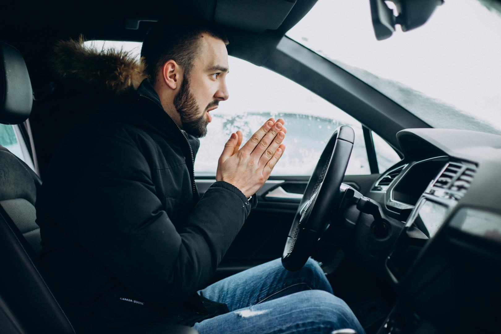 Provjerite rashladni sustav: Rashladna tekućina igra ključnu ulogu u zaštiti motora od smrzavanja. Pobrinite se da omjer vode i antifriza odgovara preporukama proizvođača. Ako niste sigurni, posavjetujte se s mehaničarom.