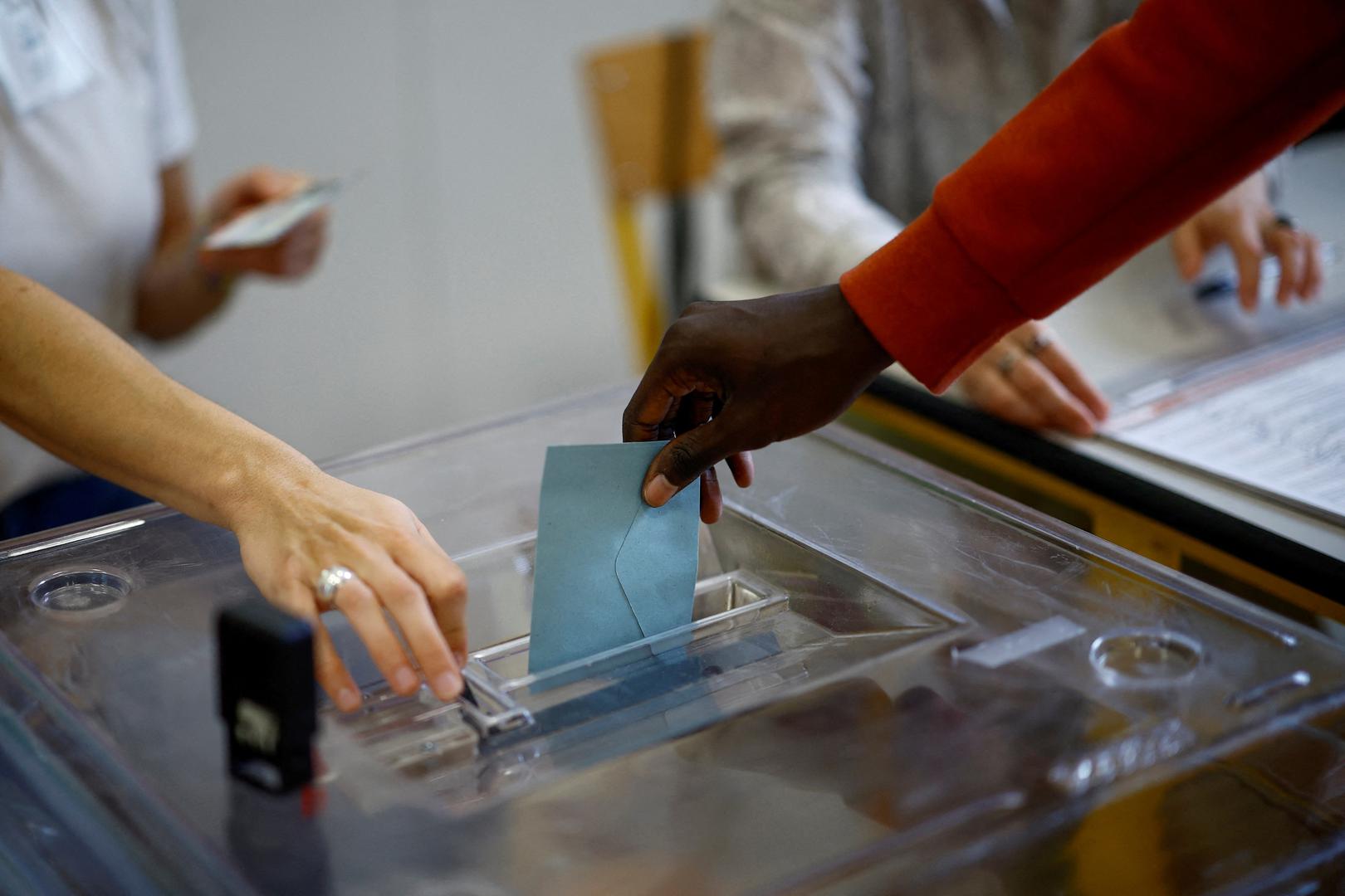 A person casts a ballot in the second round of the early French parliamentary elections, at a polling station in Paris, France, July 7, 2024. REUTERS/Sarah Meyssonnier Photo: Sarah Meyssonnier/REUTERS