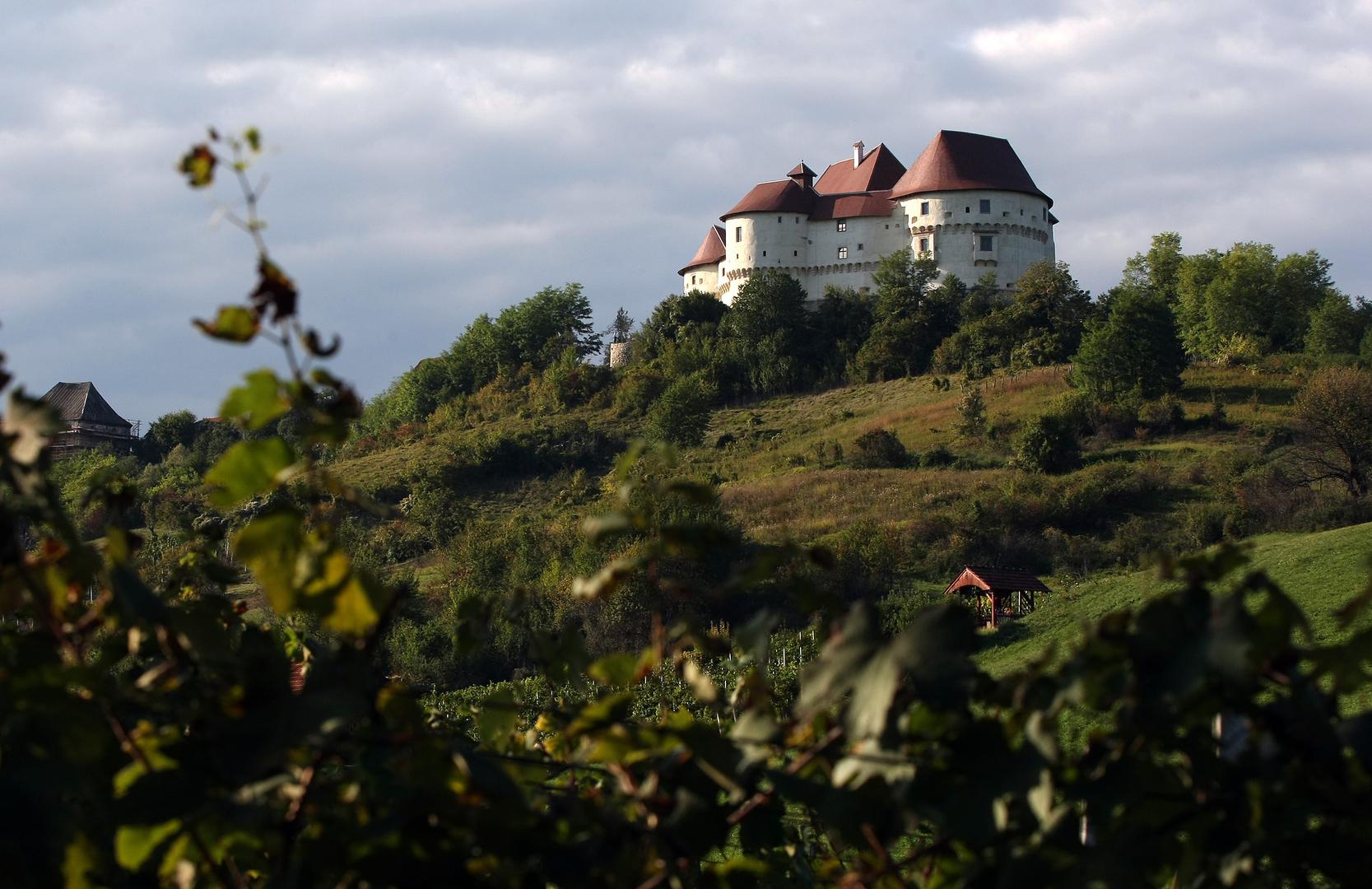 Lijepo je u svako doba godina, no početak jeseni Hrvatskom zagorju daje posebnu čar. Bajkovita priroda, brežuljkasti krajolici, bogata kulturna baština, zanimljiva povijest, prepuna legendi i uzbudljivih priča, bogata gastronomska ponuda i gostoljubivi Zagorci, samo su neki od razloga zbog kojih biste trebali razmisliti o tome da se ovih dana zaputite na hrvatski sjeverozapad i doživite malo drugačiji odmor. Ako se odvažite na takvu avanturu, svakako posjetite sljedećih sedam mjesta.