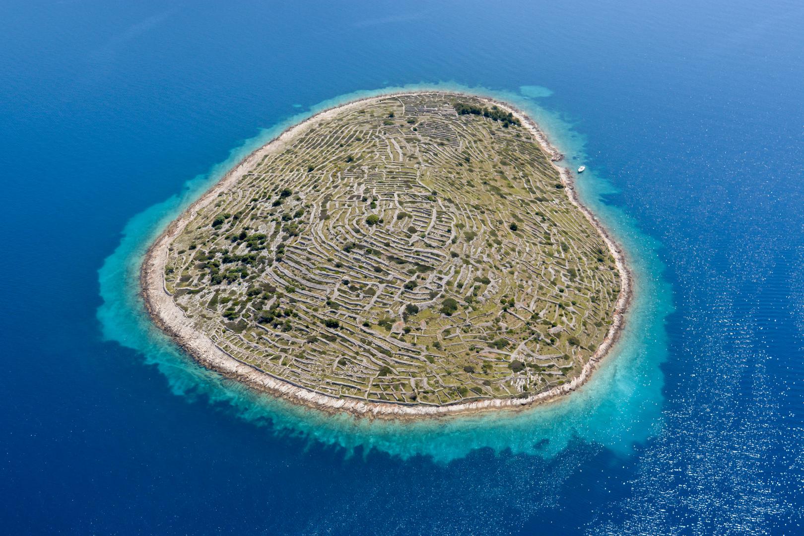 Iako danas nema stalnih stanovnika, otočić je popularno odredište za nautičare i izletnike koji traže mir i autentični doživljaj dalmatinske prirode.