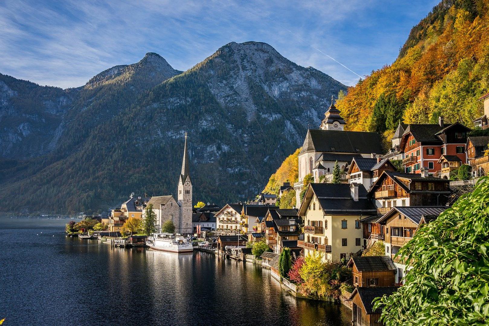 12. Hallstatt, Austrija: Hallstatt je jedno od najpoznatijih i najpopularnijih mjesta za posjetiti u Austriji. To je odredište koje se može posjetiti u bilo koje doba godine, nudi snijeg zimi, fantastično zelenilo u proljeće i ljeto ili mnoštva boja tijekom jeseni.