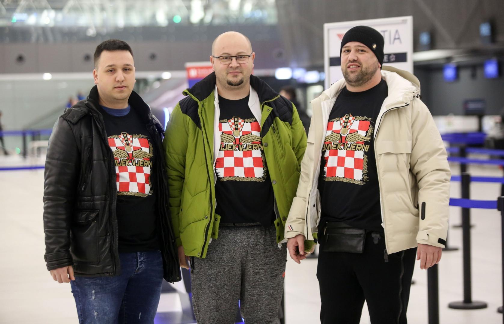 Let je zakazan preko agencije Uniline, a leti se već u devet sati. Navijači su na aerodrom stigli već u sedam ujutro, a atmosfera je od samog dolaska užarena.