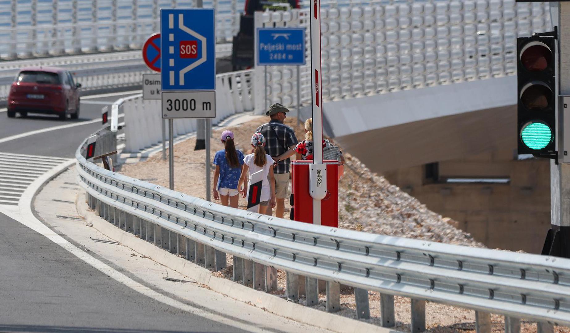 Tijekom dana Pelješkim mostom moglo bi proći od 8.000 do 12.000, rekao je voditelj Odjela za promet Hrvatskih cesta Slaviša Babić. (Hina)