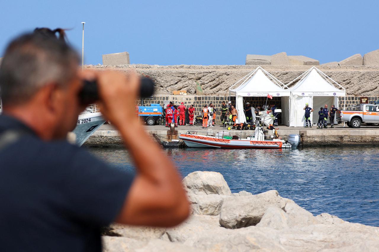 Sailboat sinks off Sicily