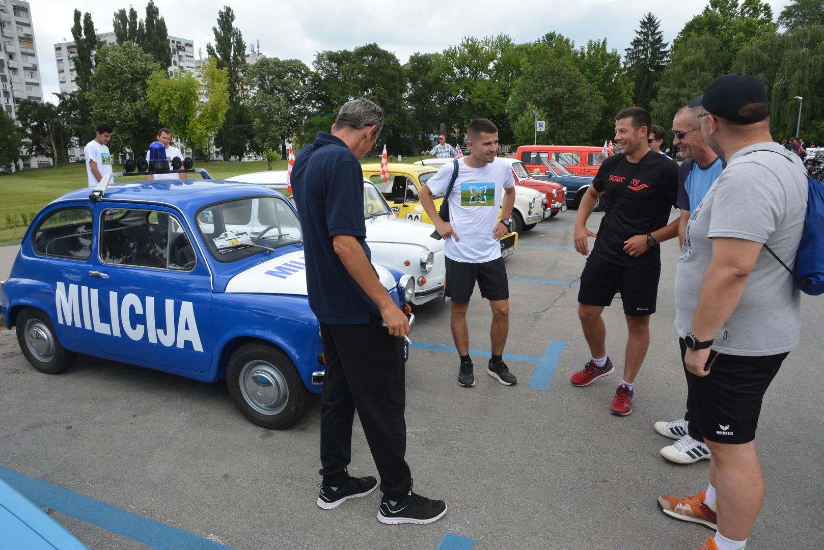 Motor je savršen, kaže, a puno je posla bilo s limarijom. Ima i originalno rotacijsko svjetlo te sirenu