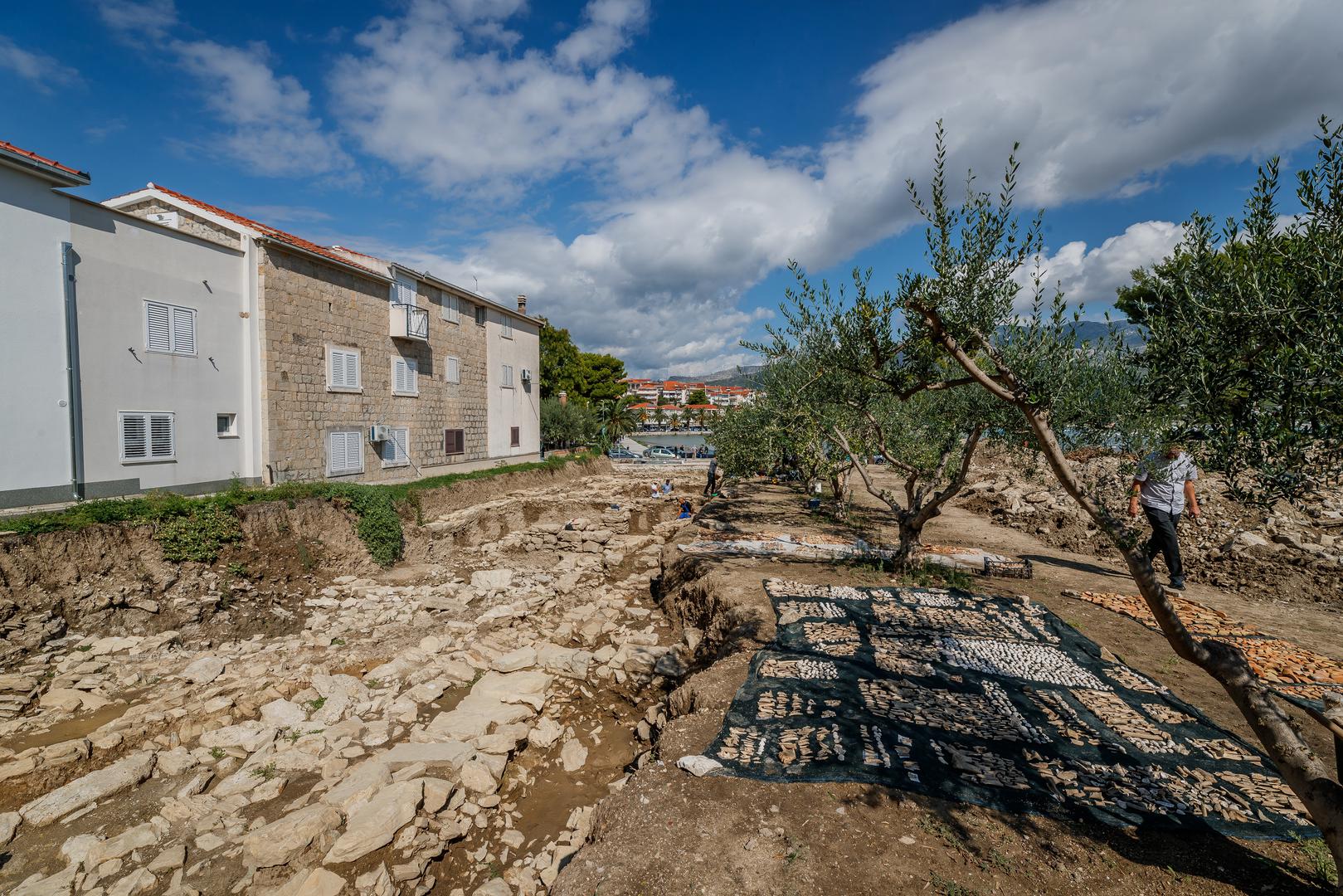 26.09.2024., Stobrec  - Prapovijesno Arheolosko nalaziste u centru Stobreca posjetila je ministrica Nina Obuljen Koezinek u pratnji Marine Ugarkovic. Photo: Zvonimir Barisin/PIXSELL