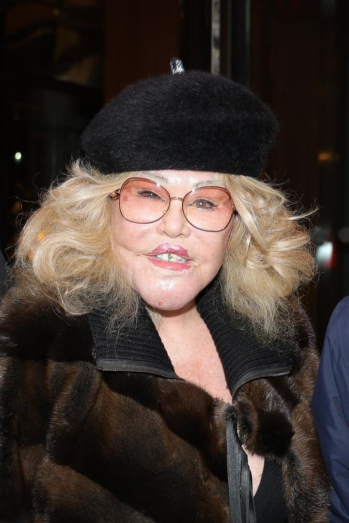 Jocelyn Wildenstein (84) viđena je s partnerom Lloydom Kleinom (57) na poslovnom ručku u Parizu. Njen izgled, kao i uvijek, privukao je pažnju javnosti. 