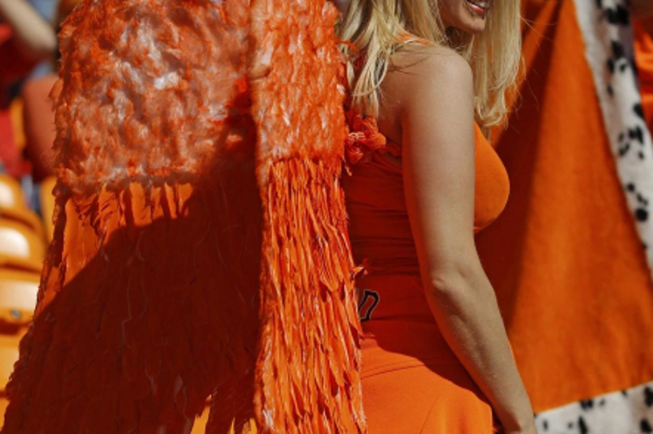 'A fan waits for the start for the 2010 World Cup Group E soccer match between the Netherlands and Denmark at Soccer City stadium in Johannesburg June 14, 2010. REUTERS/Brian Snyder (SOUTH AFRICA  - T