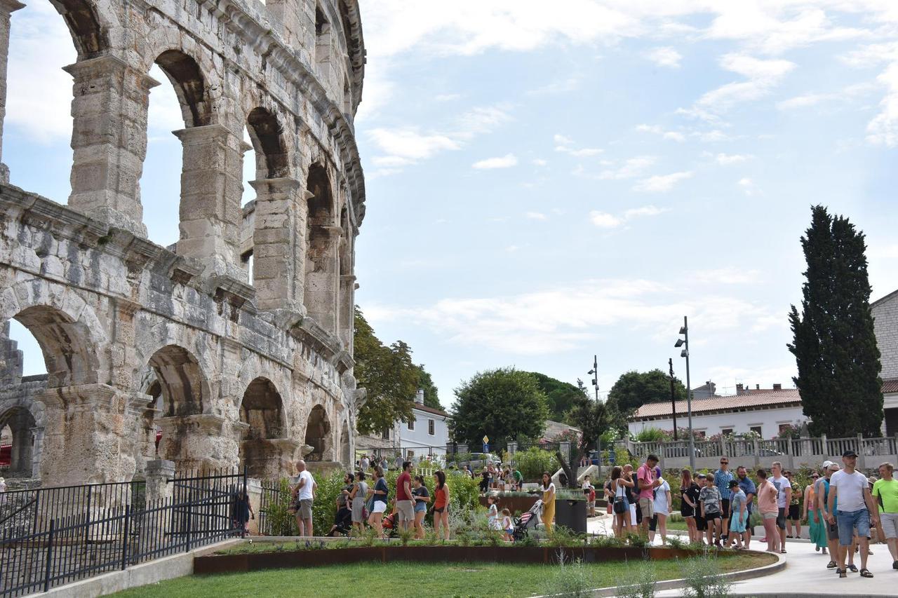 Pula: Grad prepun turista koji razgledavaju gradske znamenitosti