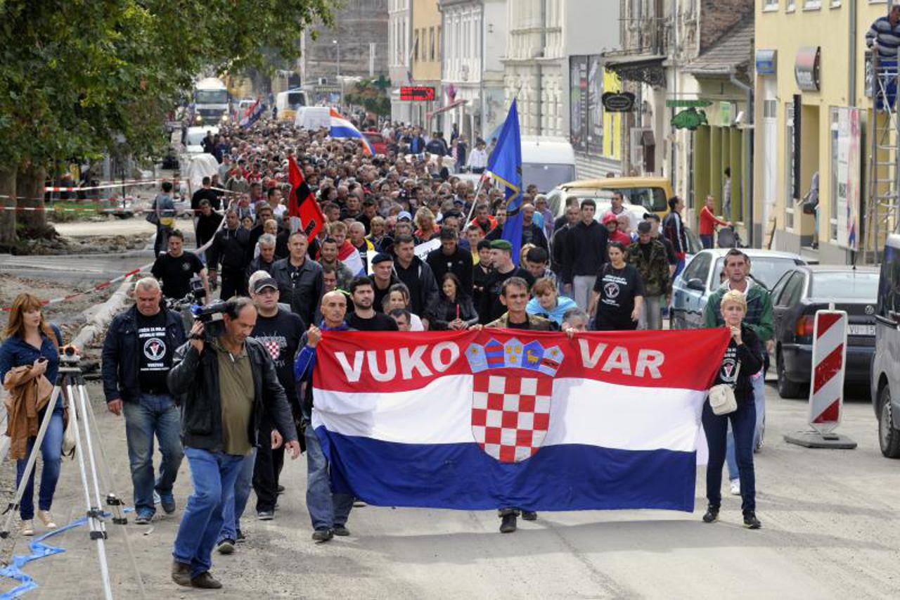 Drugi dan prosvjeda u Vukovaru zbog dvojezičnih ploča (1)