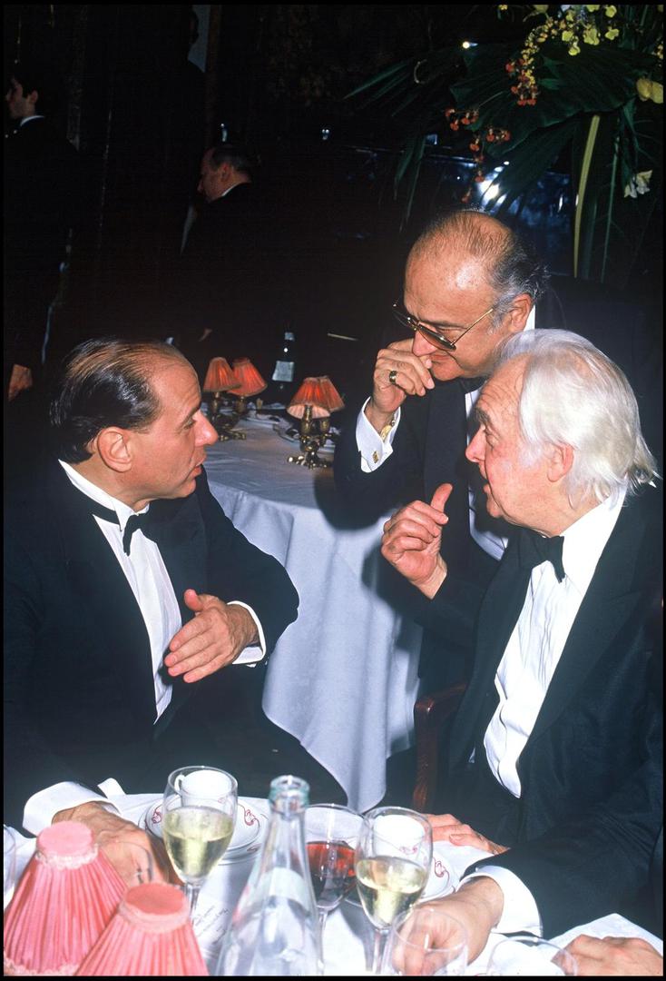 Rétro - Décès de Silvio Berlusconi - ARCHIVES - SILVIO BERLUSCONI, HENRI VERNEUIL ET JOHNNY STARK (MANAGER DE MIREILLE MATHIEU) LE SOIR DE LA PREMIERE DE MIREILLE MATHIEU AU PALAIS DES CONGRES EN 1986 Photo: RINDOFF-PATERSON / BESTIMAGE/BESTIMAGE