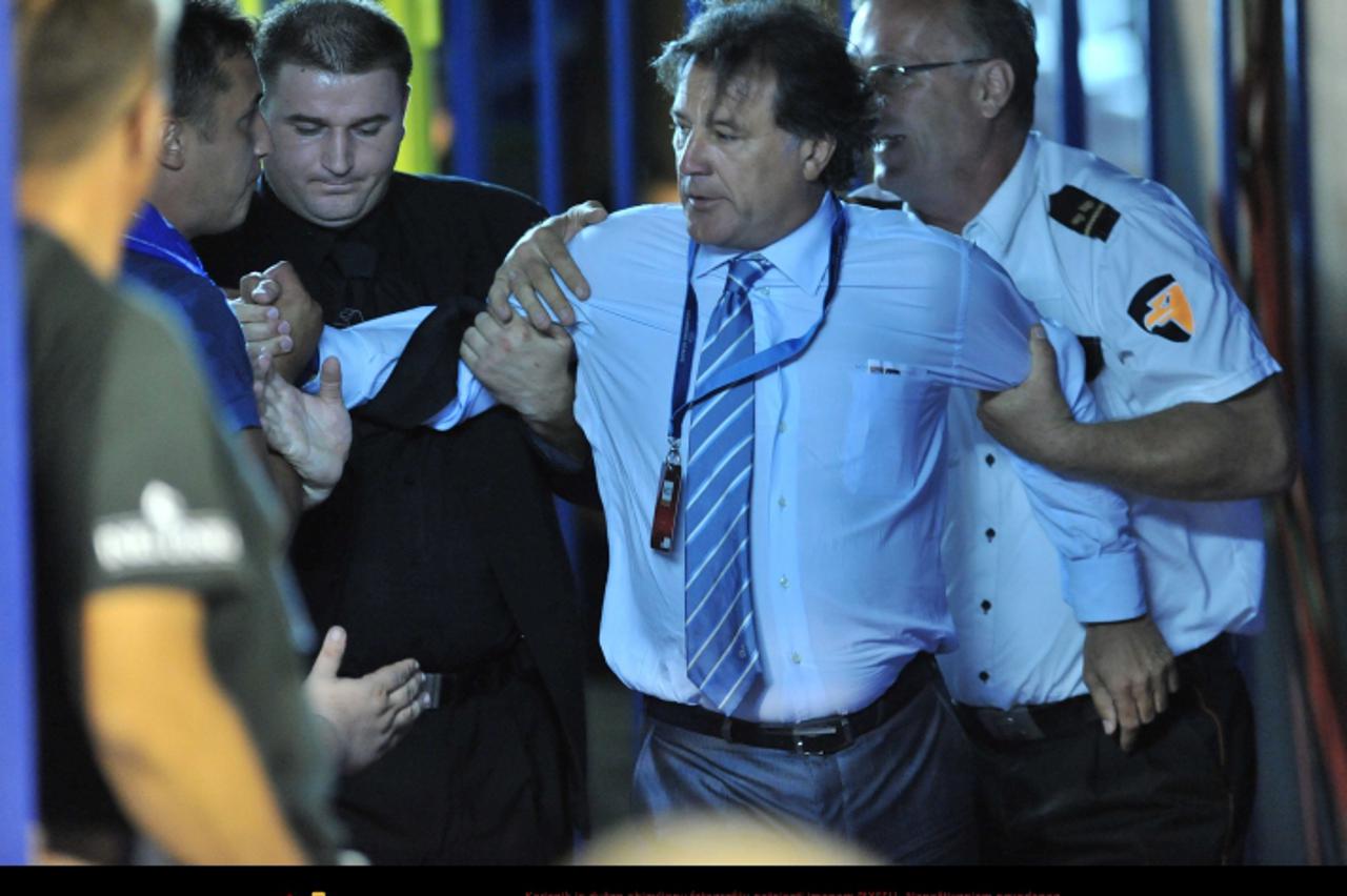 '17.08.2011.,stadion Maksimir,Zagreb - Prva utakmica play-offa Lige prvaka, GNK Dinamo - FF Malmo. Nakon utakmice Zdravko Mamic krenuo se obracunati s navijacima koji su utrcali u teren, a koje su zas