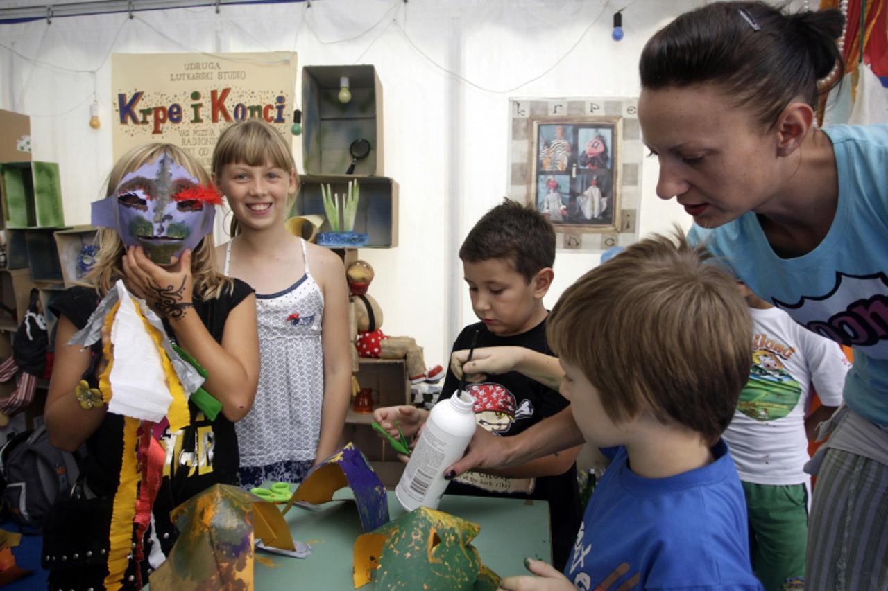 '25.08.2010. Centar grada, Varazdin, Na 12. Spancirfestu, festivalu dobrih emocija, organizirane su i raznorazne radionice, radionica krpe i konci Photo: Marko Jurinec/PIXSELL'