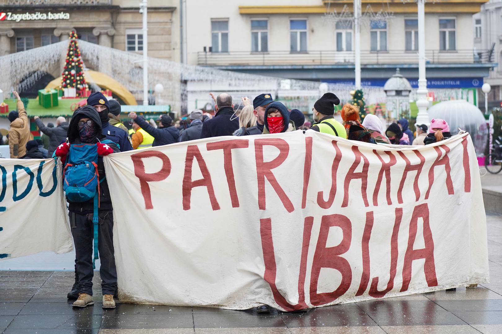 4.1.2025., Zagreb - Kao i svake prve subote u mjesecu, na Trgu bana Josipa Jelačića okupili su se molitelji s jedne strane i prosvjednici sa druge. Photo: Patricija Flikac/PIXSELL