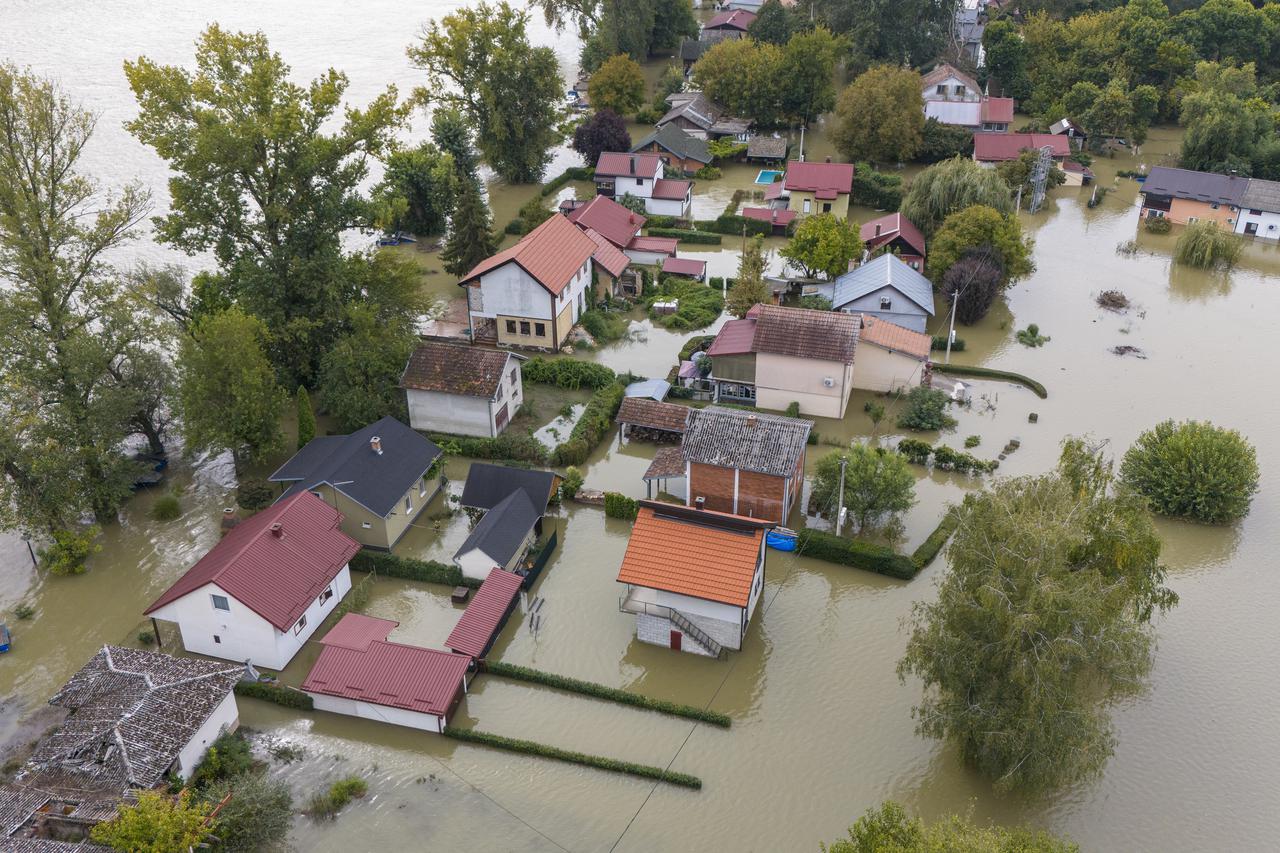 Pogled iz zraka na vikendaško naselje Zeleni otok koje je potpuno poplavljeno