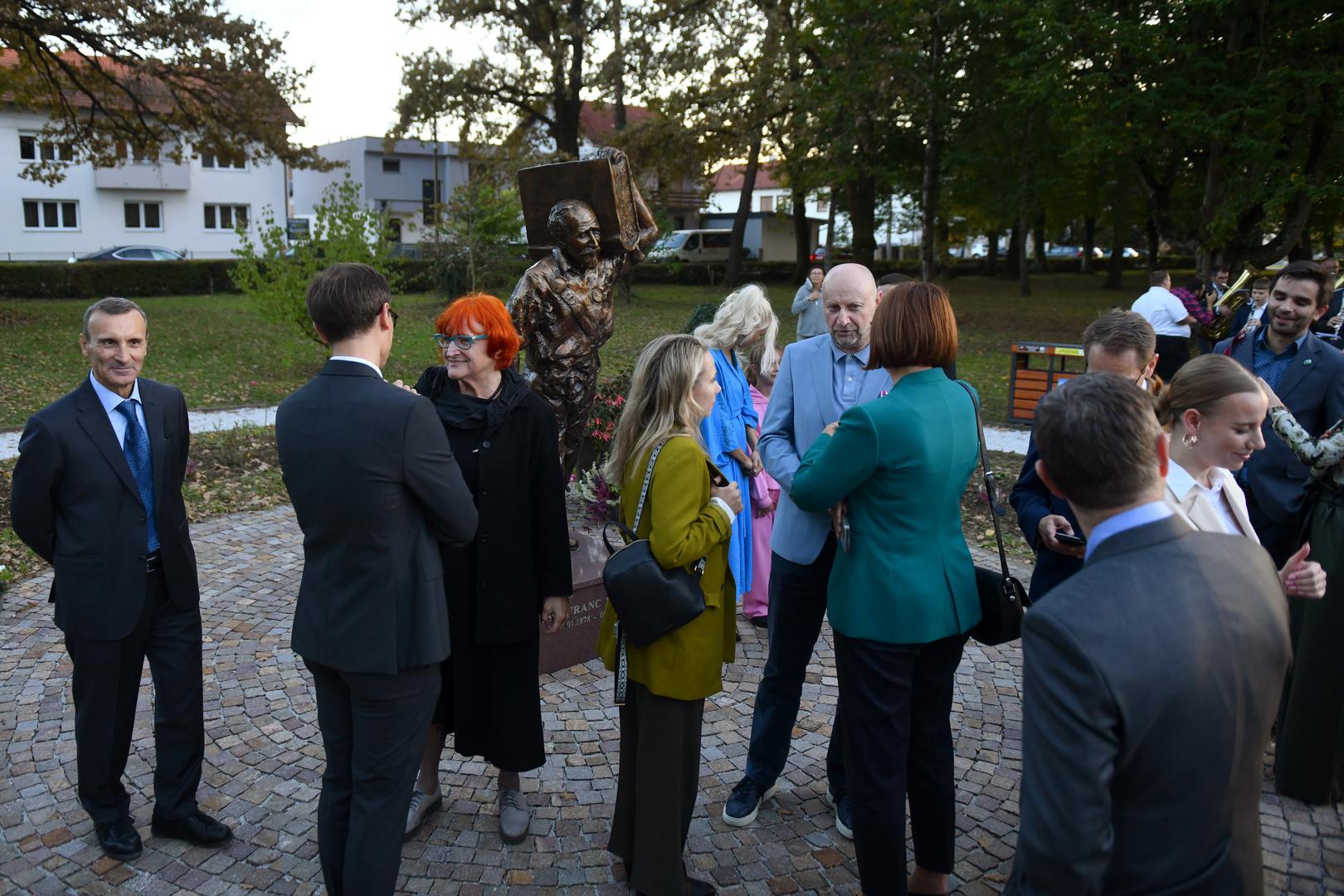 9.10.2024., Park Vranyczany, Oroslavje, Hrvatska - Otkrivanje spomenika Josipu Mikulcu, prvom hrvatskom influenseru, poznatom kao Joza Putnik, autorice Adne Bakije, akademske kiparice. Photo: Josip Mikacic/PIXSELL