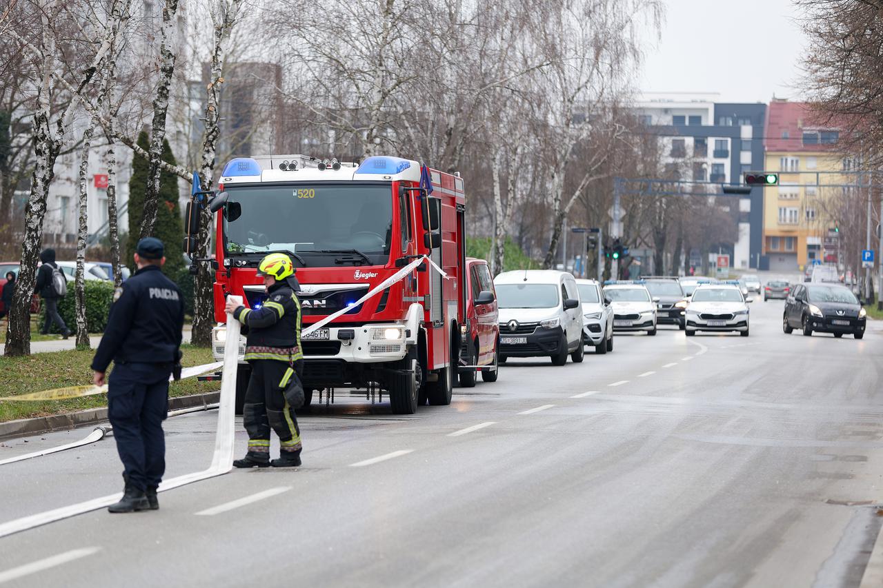 Zagreb: Požar stana u Grižanskoj ulici 1, vatrogasci i policija na terenu