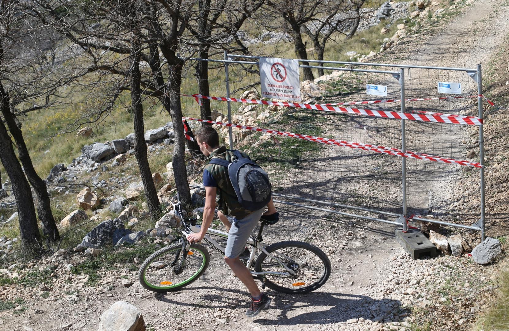 04.04.2020., Split - Zatvoren zaobilazni makadamski put izmedju Krila i Gornje Podstrane koji su pojedincki koristili kao alternativu nakon uvodjenja kontrolnog punkta u Mutograsu na cesti izmedju Omisa i Splita koji je postavljen u svrhu smanjenja opasnosti od sirenja koronavirusa. Photo: Ivo Cagalj/PIXSELL