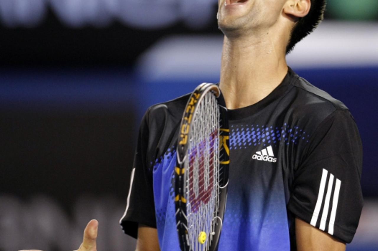 'Serbia\'s Novak Djokovic shouts during his semi-final match against Switzerland\'s Roger Federer at the Australian Open tennis tournament in Melbourne January 25, 2008.              REUTERS/Tim Wimbo