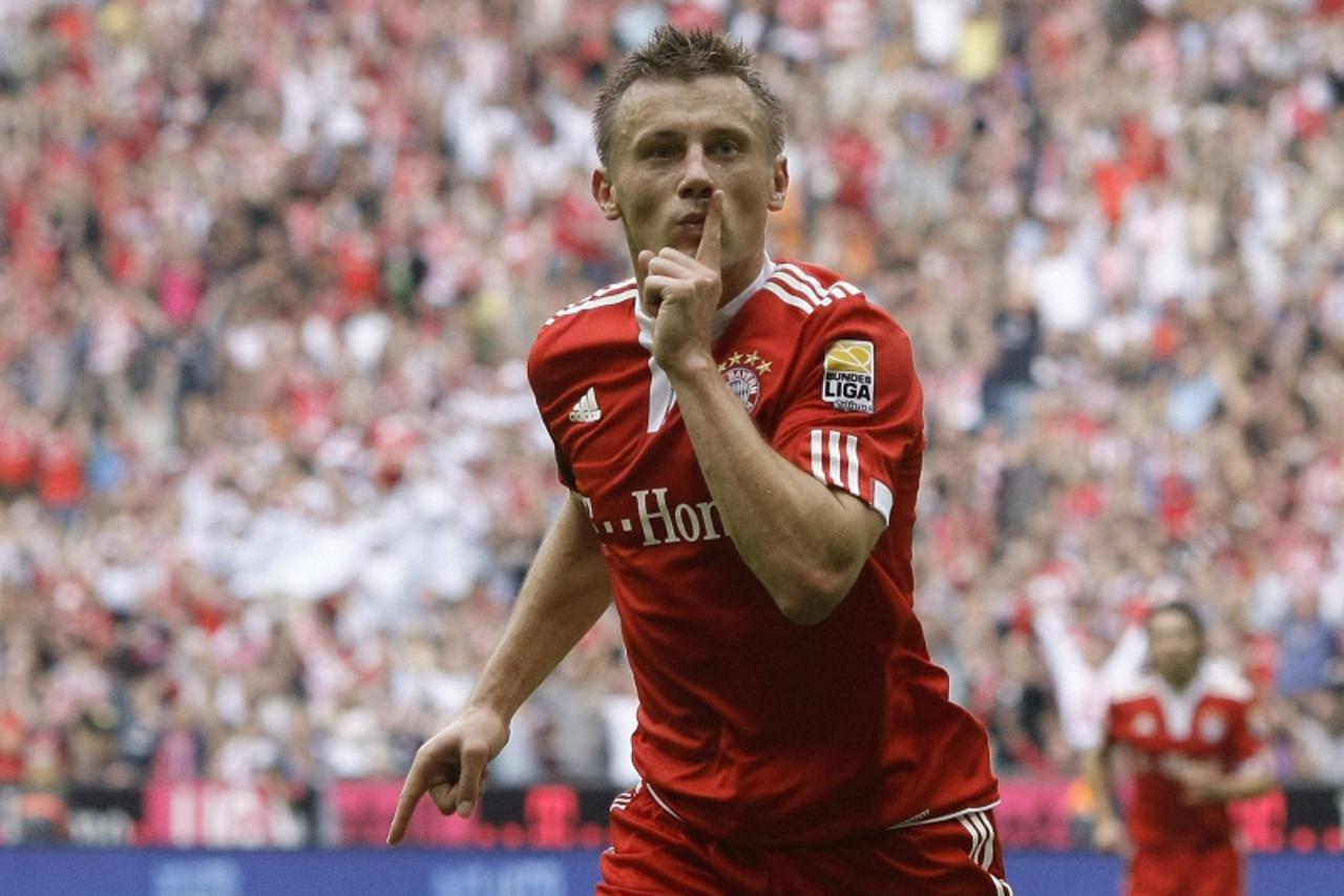 'Bayern Munich\'s Ivica Olic celebrates a goal during their German Bundesliga first division soccer match against Nuremberg in Munich September 19, 2009.   REUTERS/Michael Dalder    (GERMANY SPORT SOC