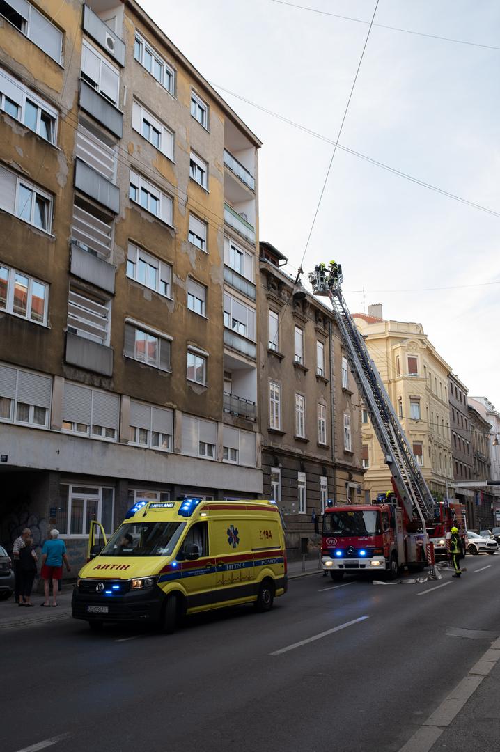 Jedna osoba bila je i na krovu kuće, koju su spasili pripadnici JVP Zagreb. 