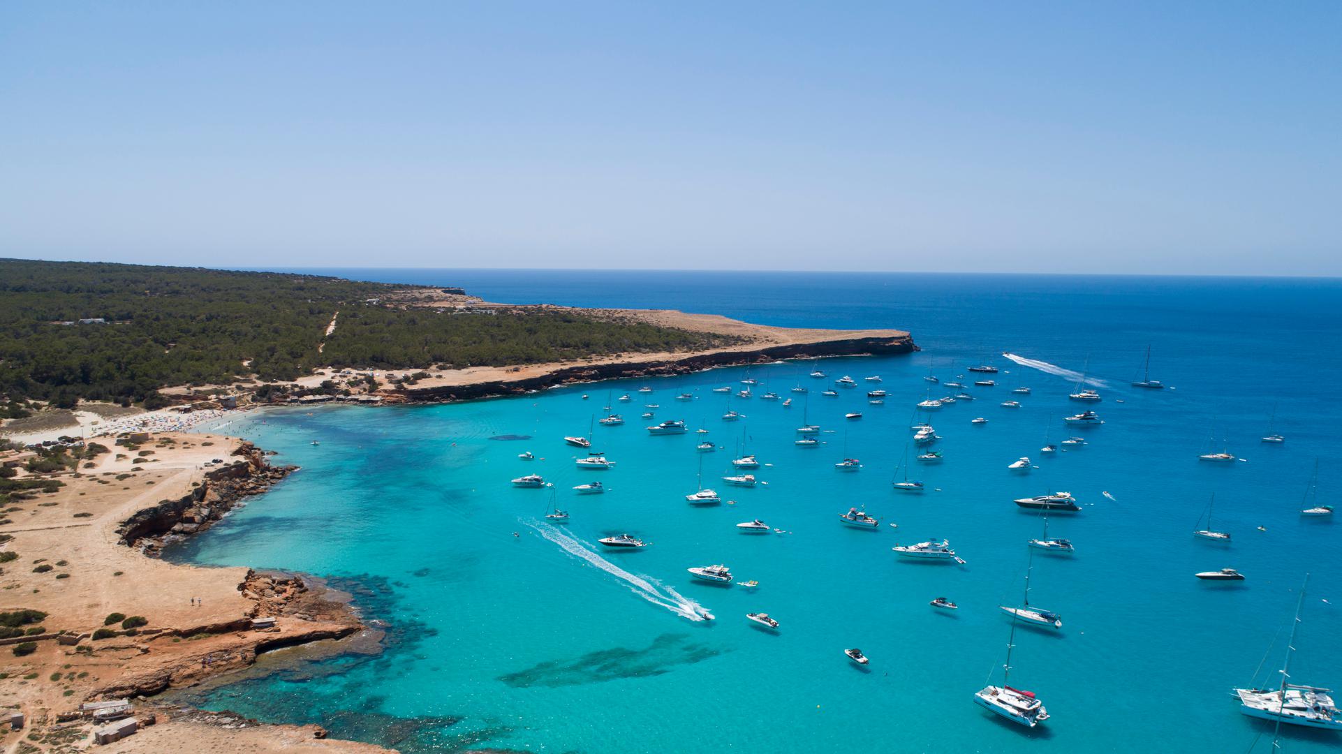 Španjolska također ima nekoliko plaža na popisu; sedam kilometara duga plaža Los Lances u Andaluziji je 10., Cala Saona je 16., Platja es Tancats koja je dio Cala Algaiarens je 21., a slijede Mallorca Platja des Coll Baix koja je 22., i plaža Cala Figuera na otoku Mallorca je 26. na listi. Plaža Troon u Škotskoj također ima 11. najplaviju plažu na svijetu, dok je Keem Bay na zapadnoj obali Irske, 17. na svijetu.