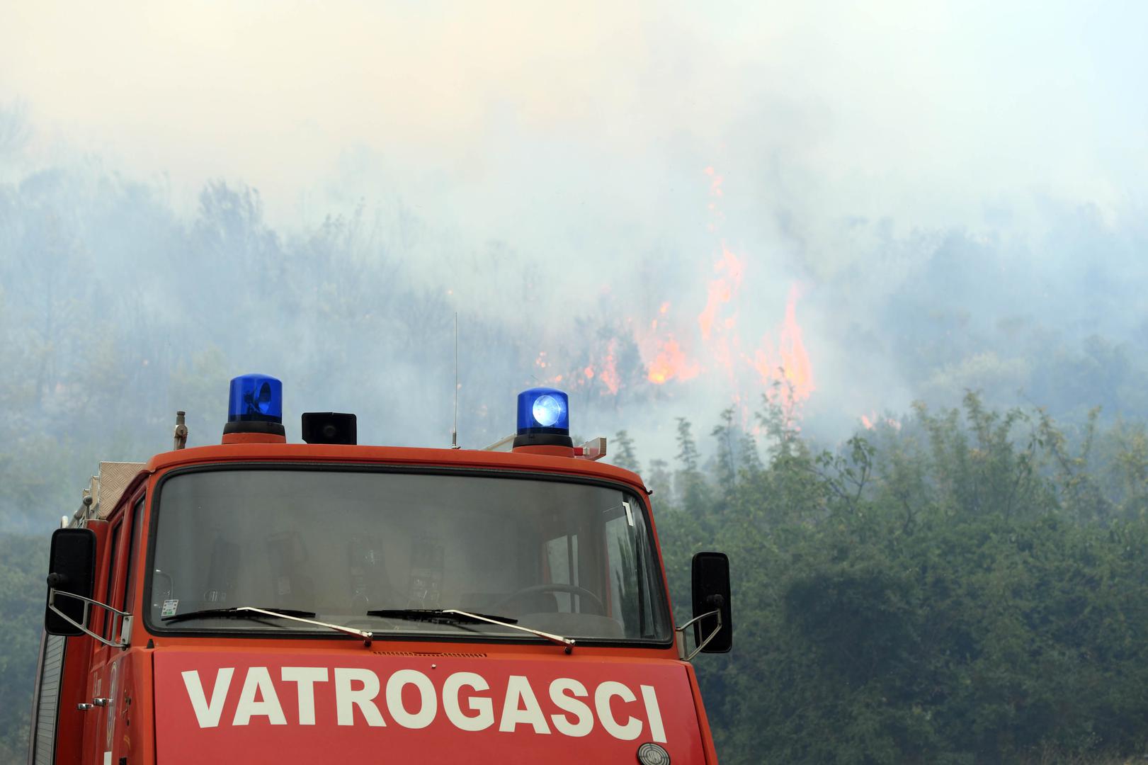 13.07.2022., Zaton - Pozar koji je buknuo kod Vodica prosirio se prema Zatonu gdje su ugrozene kuce, a vatrogasci se bore s vatrom pored ceste pema Zatonu. Photo: Hrvoje Jelavic/PIXSELL