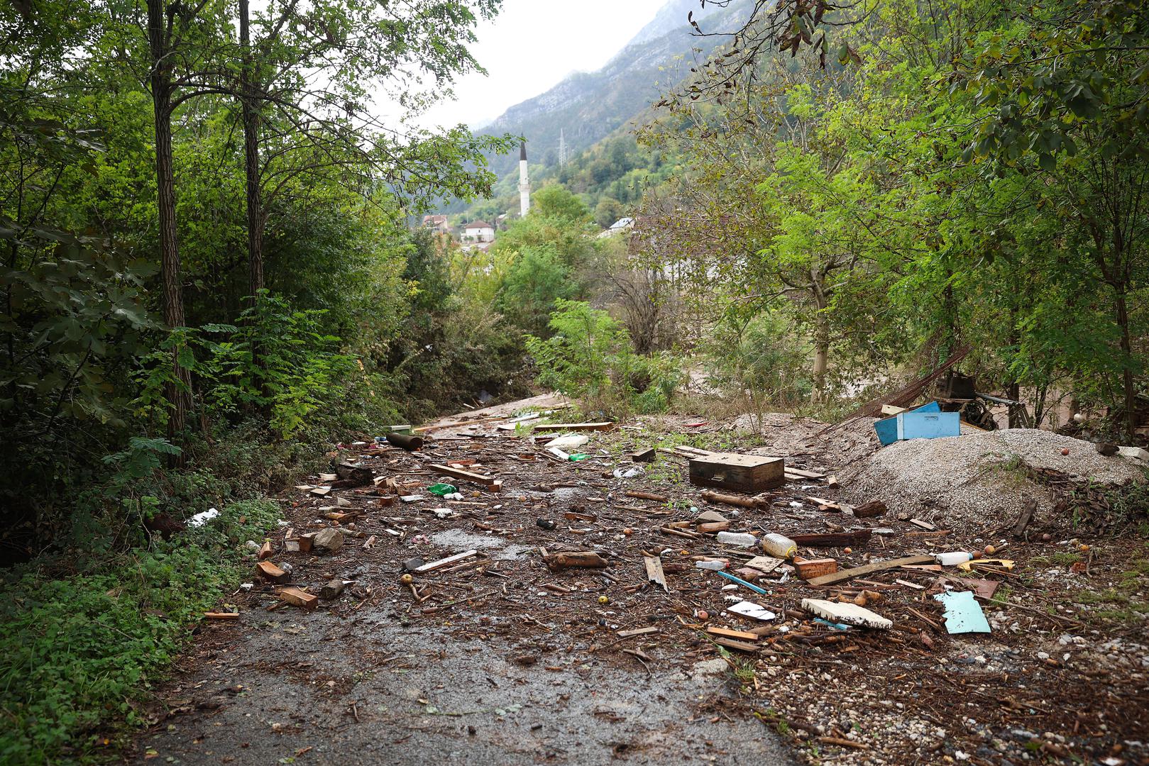 Poplave i bujice nosile su čitave kuće, automobile i ceste. Naime,  spasilački timovi angažirani na području sela Donja Jablanica u BiH u nedjelju su pronašli još dva beživotna tijela čime je ukupni broj mještana koji su tamo stradali u katastrofalnim poplavama povećan na 15.