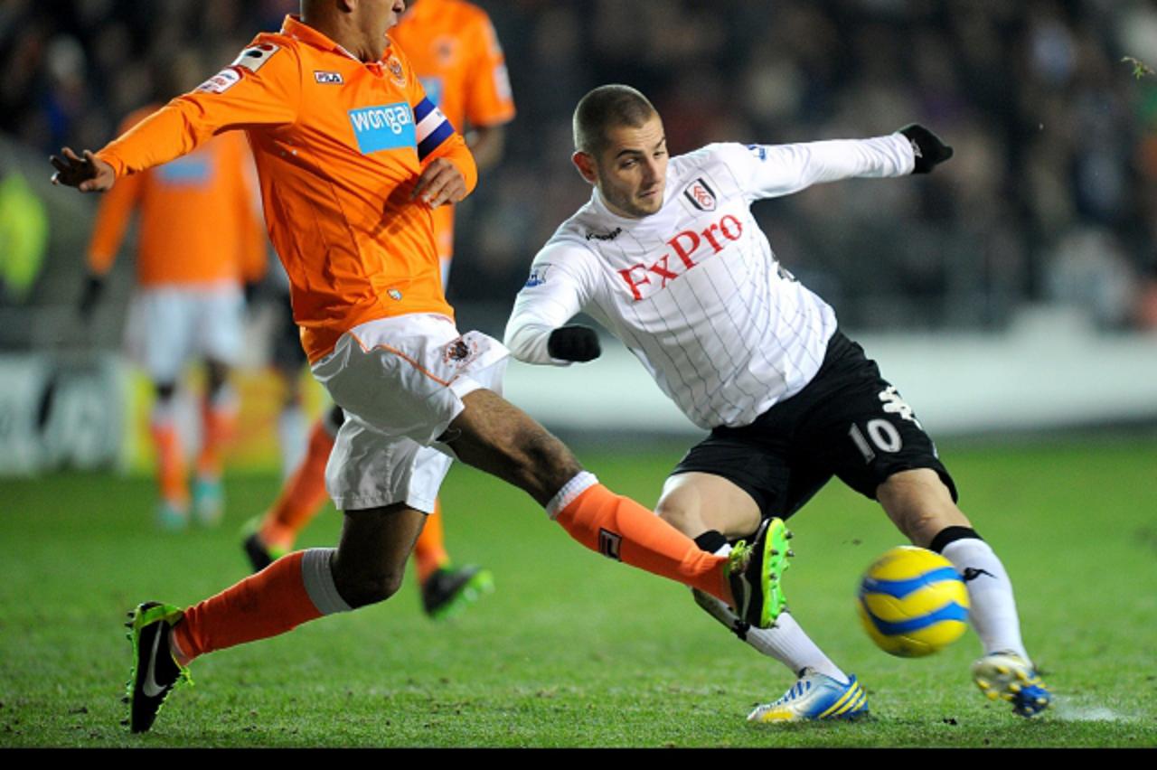 'Fulham\'s Mladen Petric (right) and Blackpool\'s Alex Baptiste (left) battle for the ballPhoto: Press Association/PIXSELL'