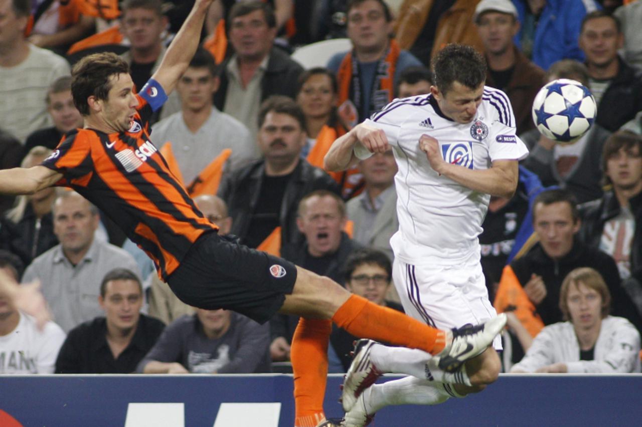 'Shakhtar Donetsk\'s Darijo Srna (L) challenges Partizan\'s Sasa Llic during their Champions League Group H soccer match at Donbass Arena stadium in Donetsk September 15, 2010.    REUTERS/Gleb Garanic