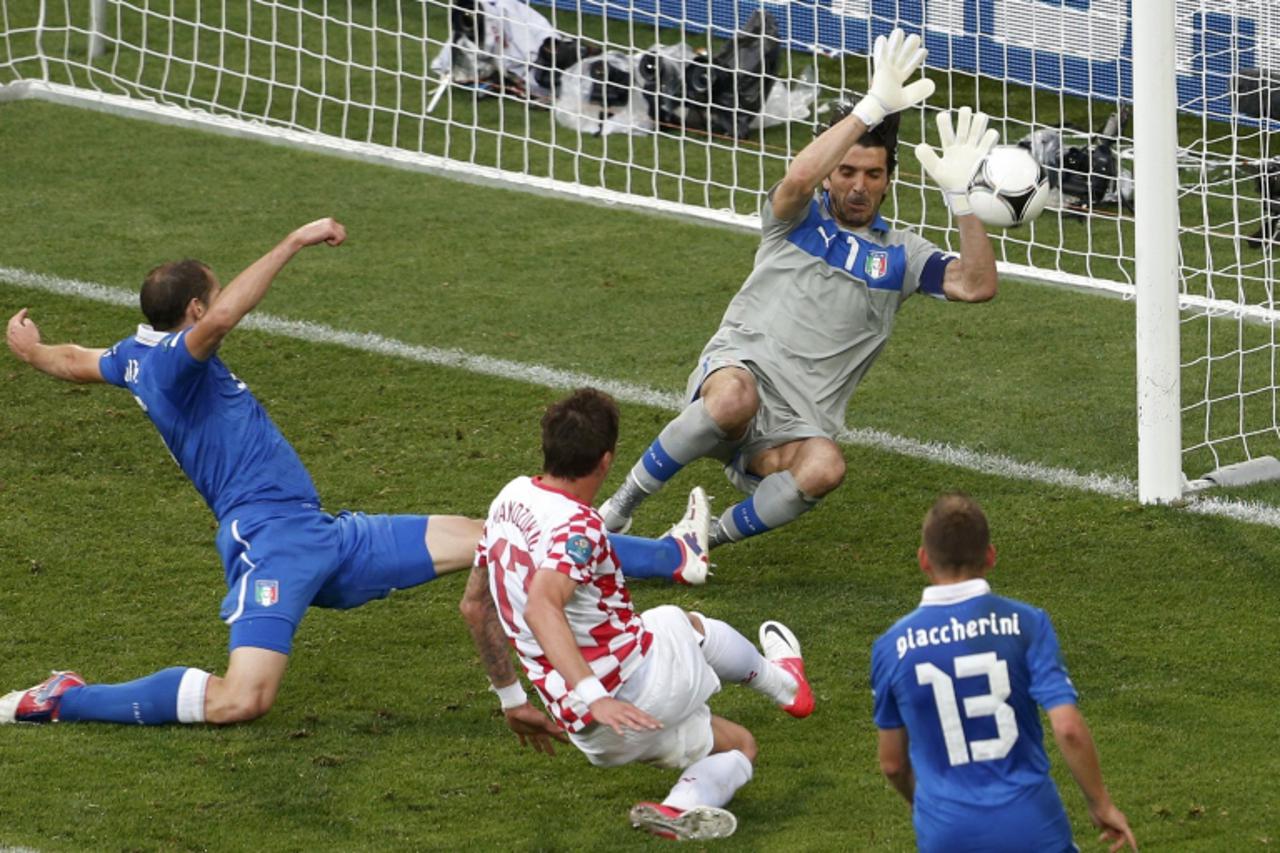 'Croatia\'s Mario Mandzukic (C) scores a goal against Italy during their Group C Euro 2012 soccer match at the ctiy stadium in Poznan June 14, 2012.  REUTERS/Bartosz Jankowski (POLAND  - Tags: SPORT S