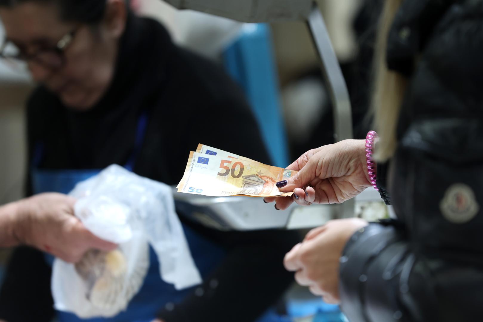 Putnik u osobnoj prtljazi također može unijeti 40 cigareta, 20 cigarillosa (pri čemu se cigarillosom smatraju cigarete neto težine do 3 grama po komadu), 10 cigara, 50 grama duhana za pušenje. Dopušteno je unijeti i litru alkohola te alkoholnih pića s udjelom alkohola većim od 22% vol.