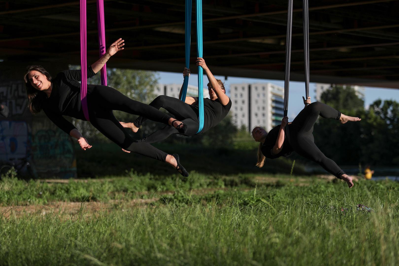 Hammock je vrsta vježbanja na tkanini u obliku mreže za spavanje, ljuljačke ili njihalice koja kombinira elemente joge s tehnikom plesa na svili. 