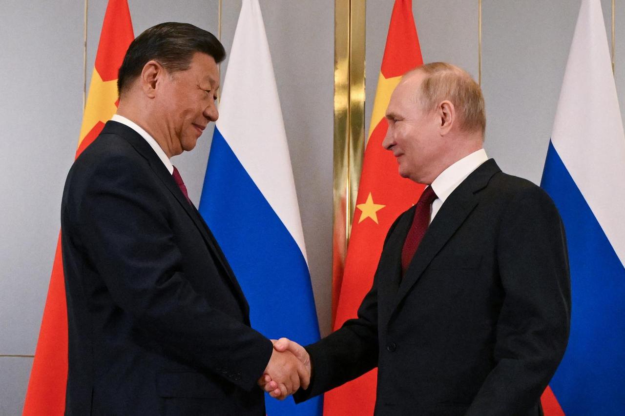 Russian President Putin and Chinese President Xi meet in Astana