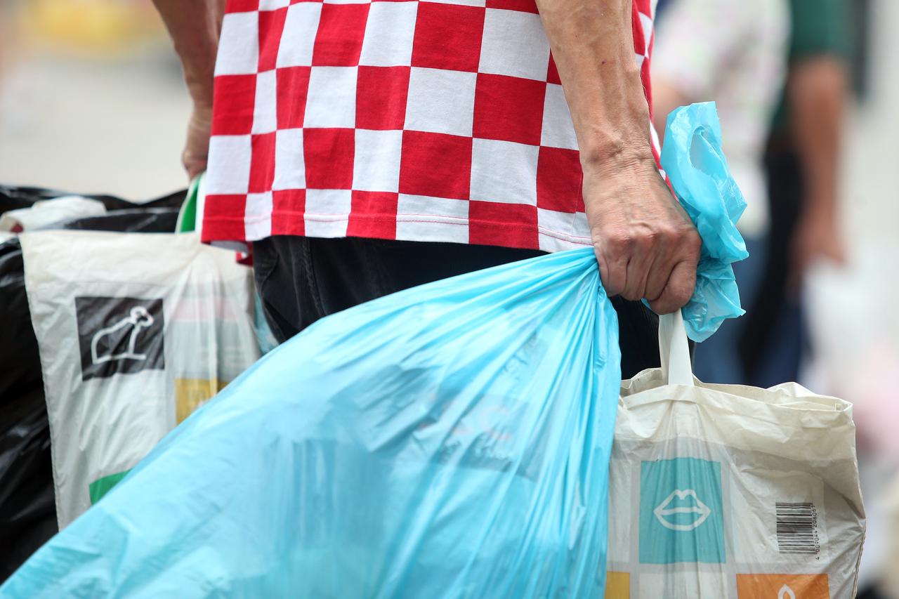 Zagreb: Sakupljanje boca nakon proslave na glavnom gradskom Trgu