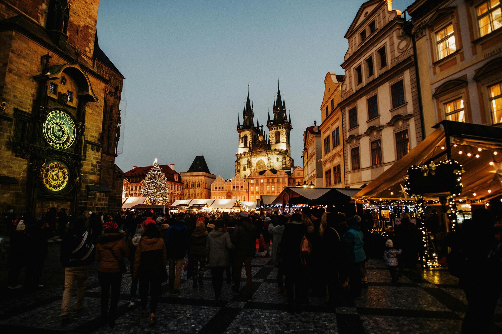 Prag, Češka – Praški božićni sajmovi: Prag nudi dva glavna božićna sajma, na Starogradskom trgu i Vaclavskom trgu, koji svojim štandovima nude blagdanske delicije poput Trdelnika (pečeni kolač premazan cimetom i šećerom), kuhanog vina i tradicionalnih rukotvorina. Zbog očaravajuće arhitekture, pogotovo na Starogradskom trgu, posjetitelji uživaju u jedinstvenom pogledu i atmosferi.