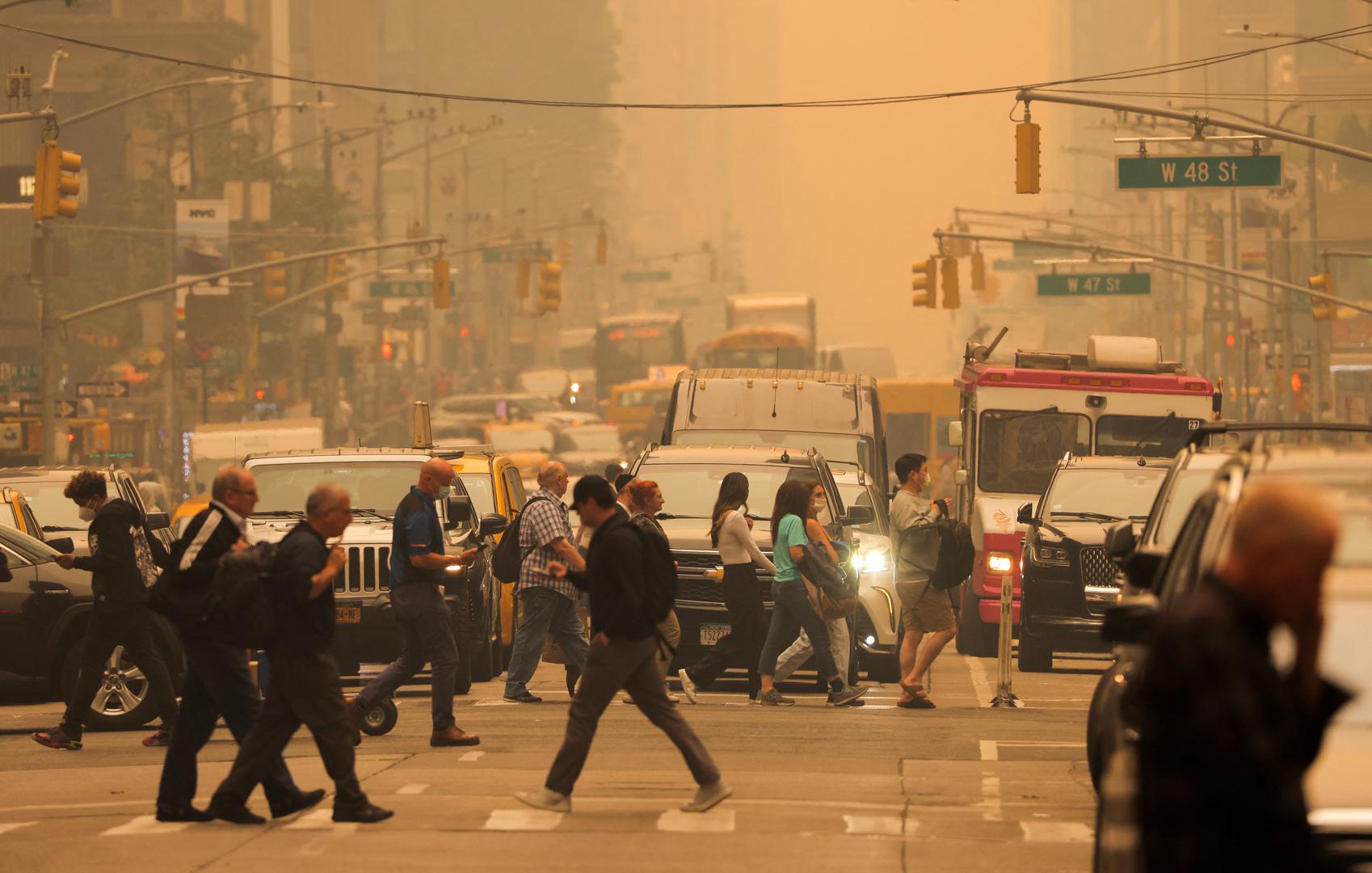 People walk at 6th Avenue as haze and smoke caused by wildfires in Canada blanket New York City, New York, U.S., June 7, 2023. REUTERS/Andrew Kelly Photo: Andrew Kelly/REUTERS