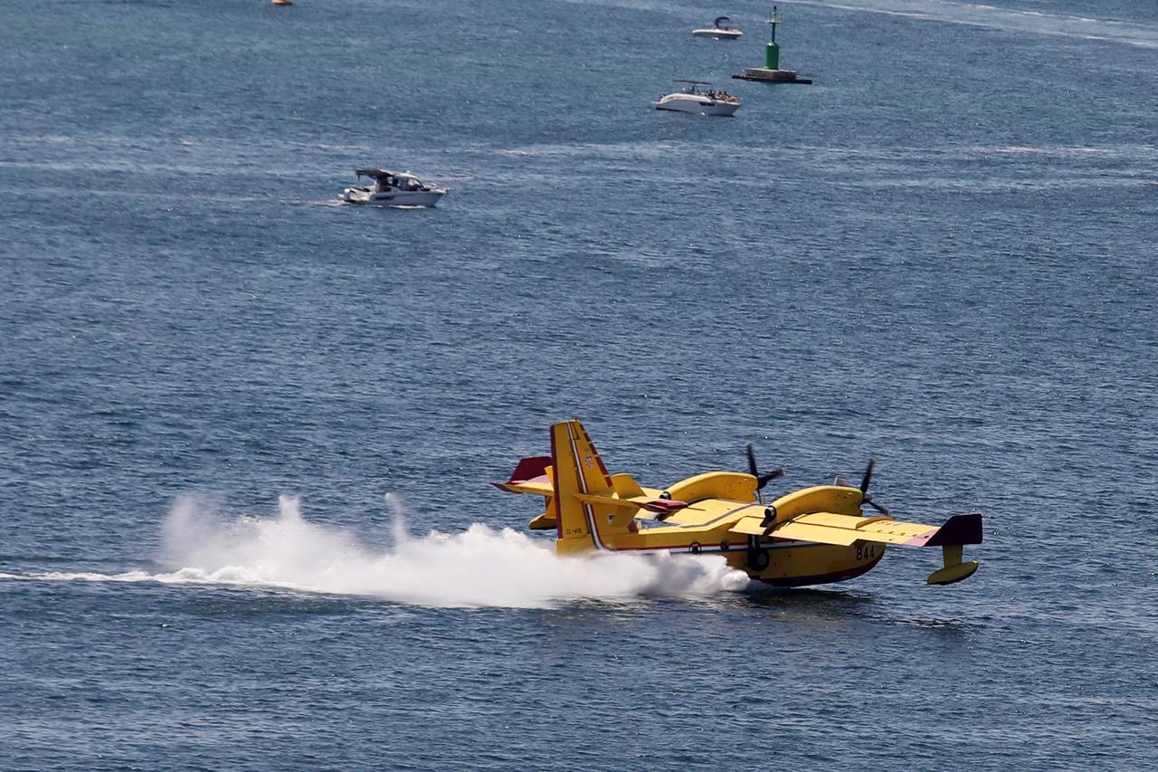 Šibenik: Kanader prikuplja vodu za gašenje požara u borovoj šumi