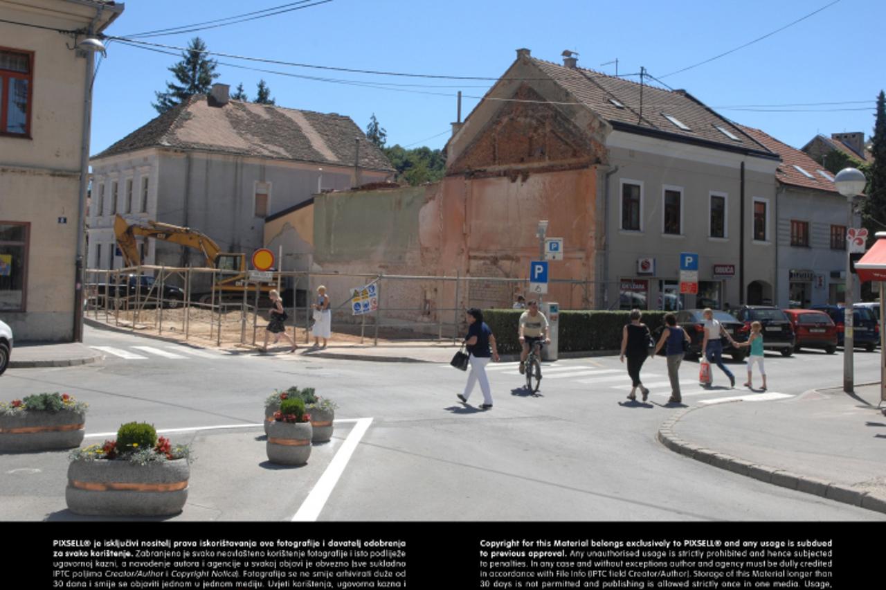 '02.08.2013., Krapina - Na Trgu Ljudevita Gaja koji je dio povijesne jezgre poznati zagorski tajkun Dragutin Plahutar srusio je zgradu stare Pivnice. Na mjestu stare pivnice trebao bi biti otvoren nov