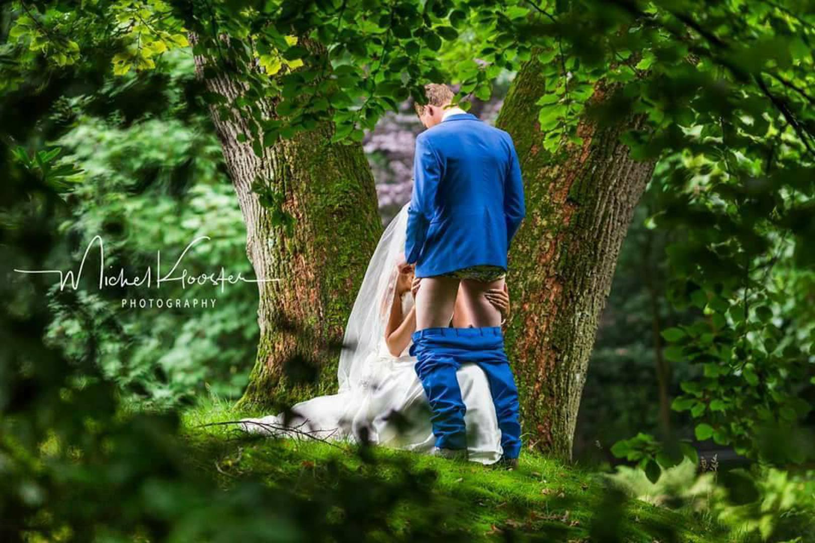 Jedan novopečeni bračni par iz Nizozemske odlučio se na nesvakidašnje fotografije. Fotograf Michel Klooster par je snimio u šumi među drvećem, ali u pozi kakvu još – usudili bismo se reći – nikad nismo vidjeli. Fotka je postala golemi hit na društvenim mrežama.
