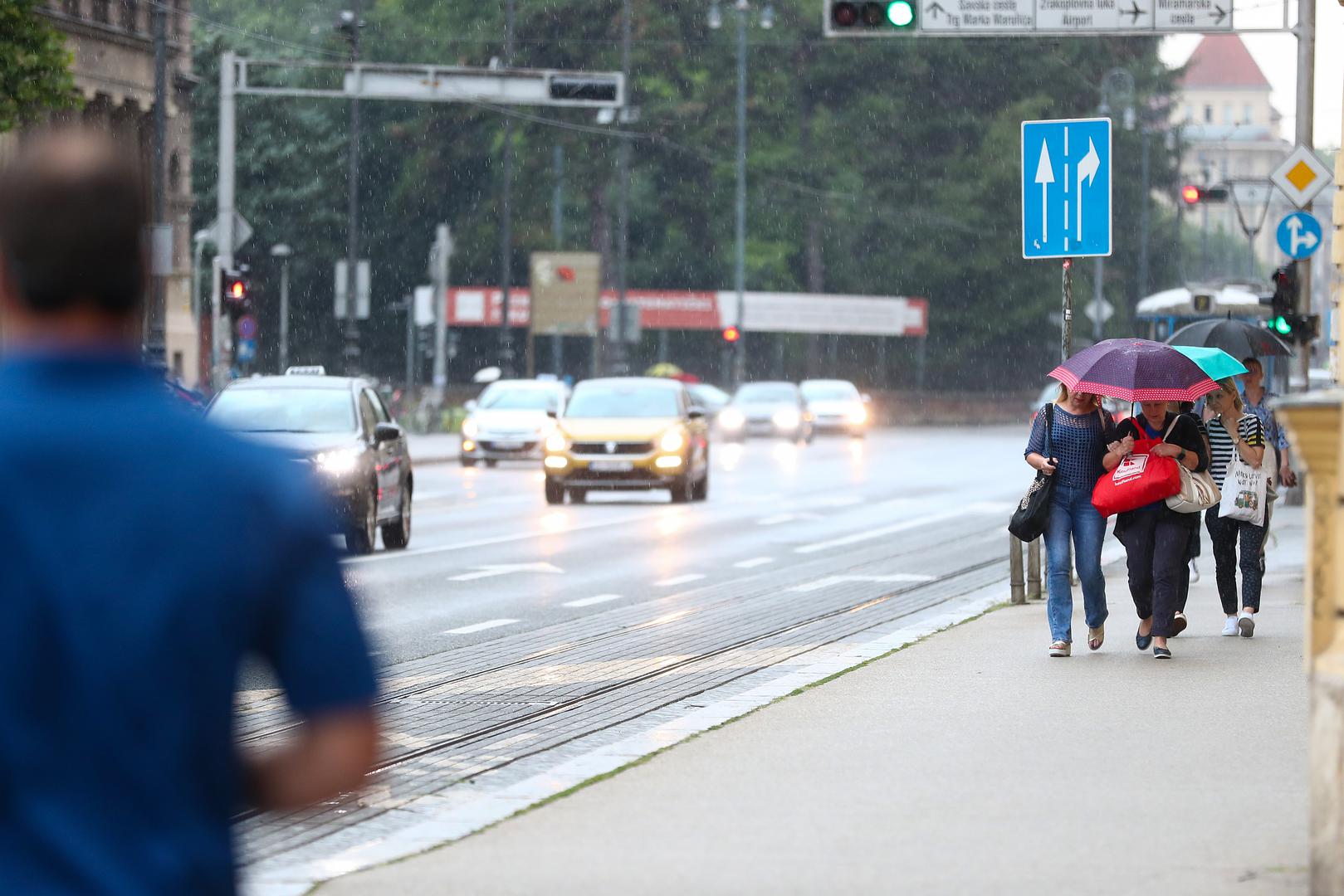 25.06.2024., Zagreb - Pljusak uz grmljavinu iznenadio zagrepcane u popodnevnim satima. Photo: Matija Habljak/PIXSELL
