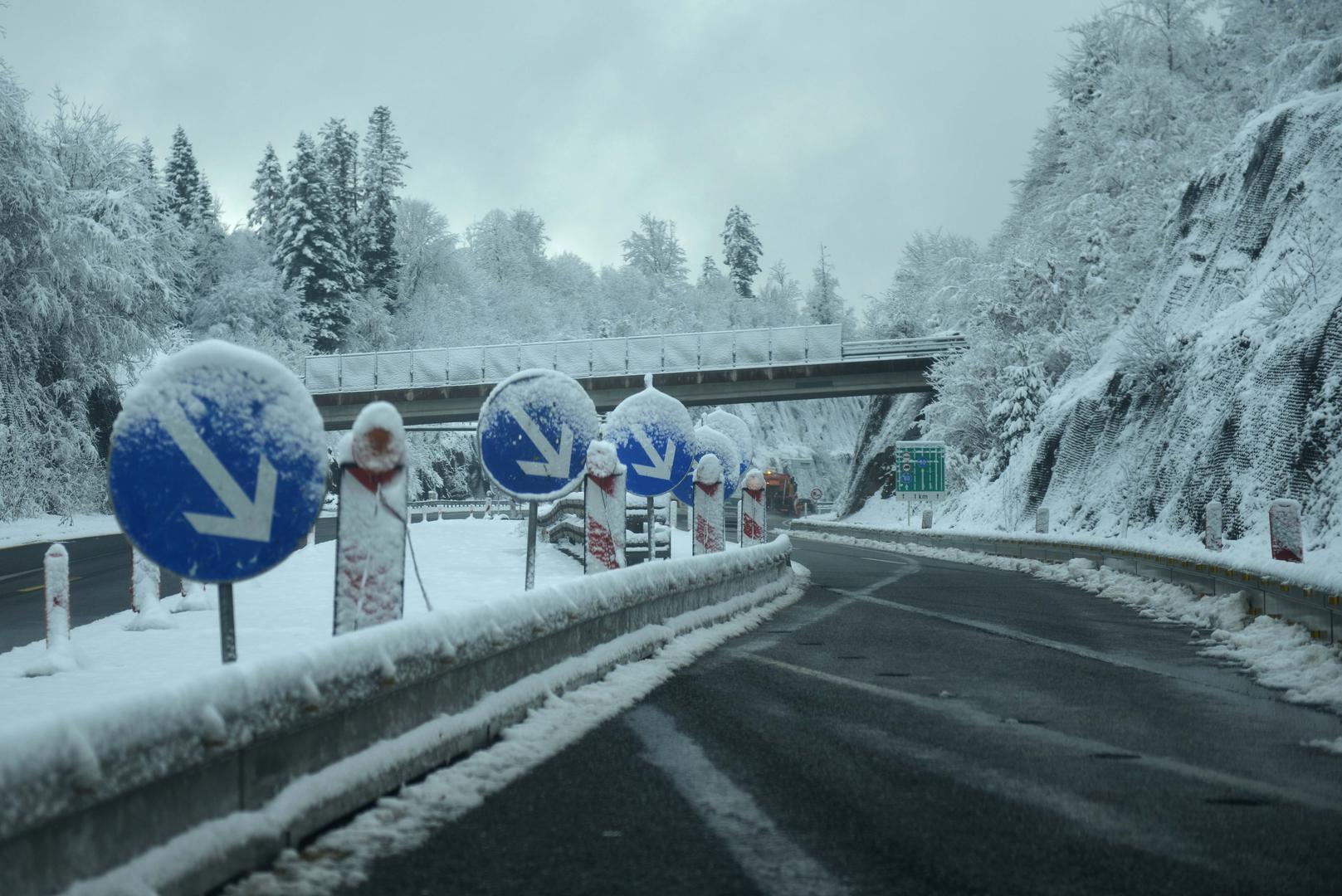 Isto tako morate biti oprezni kada vozite s osunčanih područja sa suhom cestom u dio koji je u sjeni. Cesta može biti zaleđena. Temperatura između nula i tri stupnja iznad nule smatra se najopasnijom. Mislite da su ceste u redu, a temperatura zemlje zapravo je ispod nule i ceste još uvijek mogu biti zaleđene.