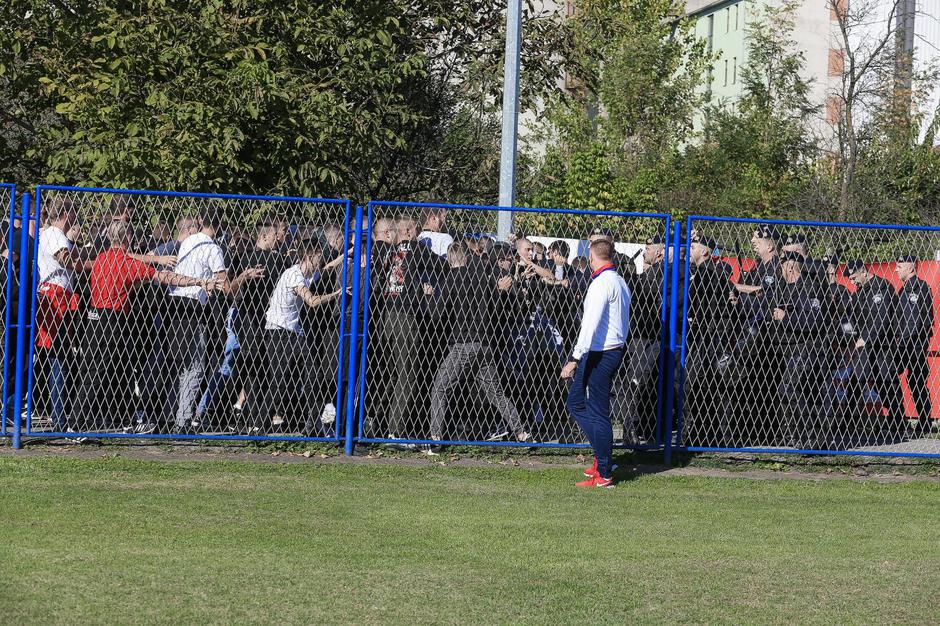 Županja: Sukob izmedju policije i navijača Hajduka na utakmici 1/16 finala Hrvatskog nogometnog kupa