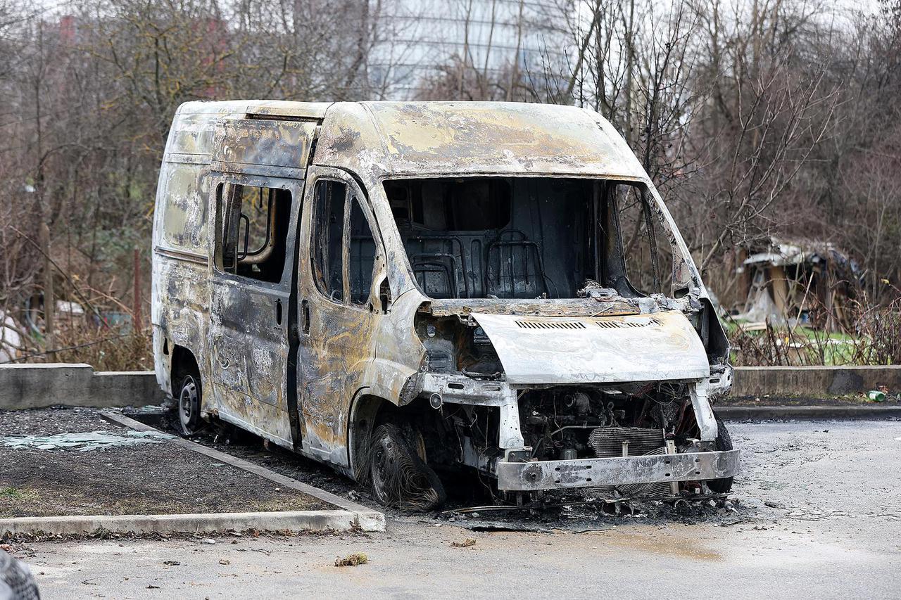 Zagreb: Na parkiralištu u Listopadskoj ulici izgorio kombi i oštetio još jedan auto