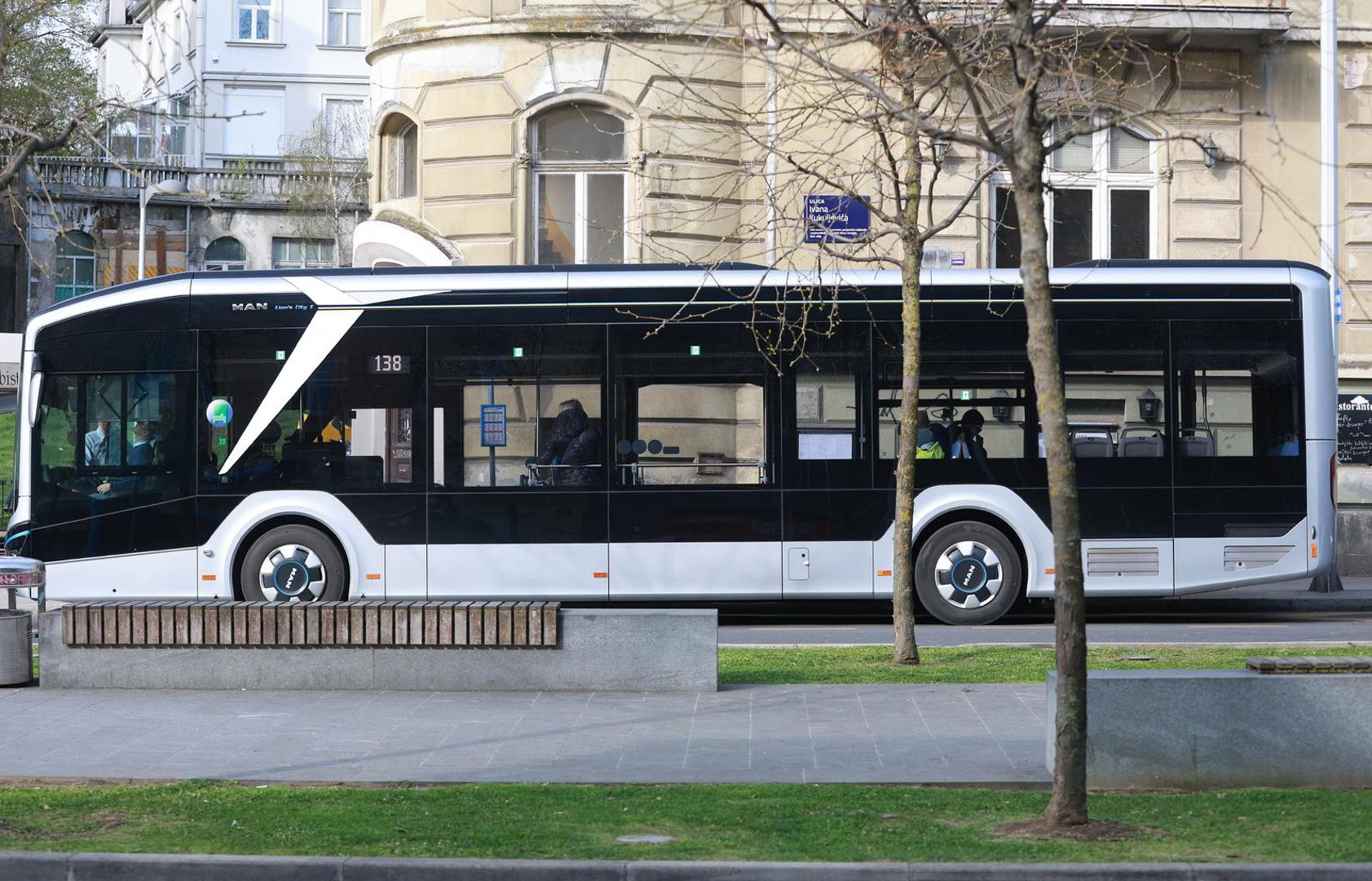 04.04.2023., Zagreb - Britanski trg. ZET testira elektricni autobus na liniji 138 za Zelengaj. Photo: Sanjin Strukic/PIXSELL