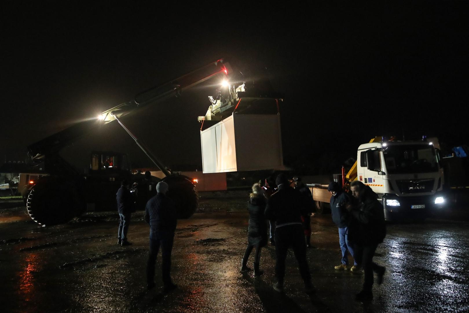 08.12.2021., Petrinja -  Srpsko narodno vijece (SNV) organiziralo je docek pomoci u sklopu humanitarne akcije Banija je nasa kuca u kojoj je na centralni humanitarni punkt u Petrinji kod Sportskog centra Pigik stigla donacija od 22 kontejnera kontejnera iz BiH (Dubica, Srebrenica). Tijekom predaje donacije bio je prisutan i episkop Srpske pravoslavne crkve i mitropolit zagrebacko - ljubljanski Porfirije Peric. Photo: Zeljko Lukunic/PIXSELL