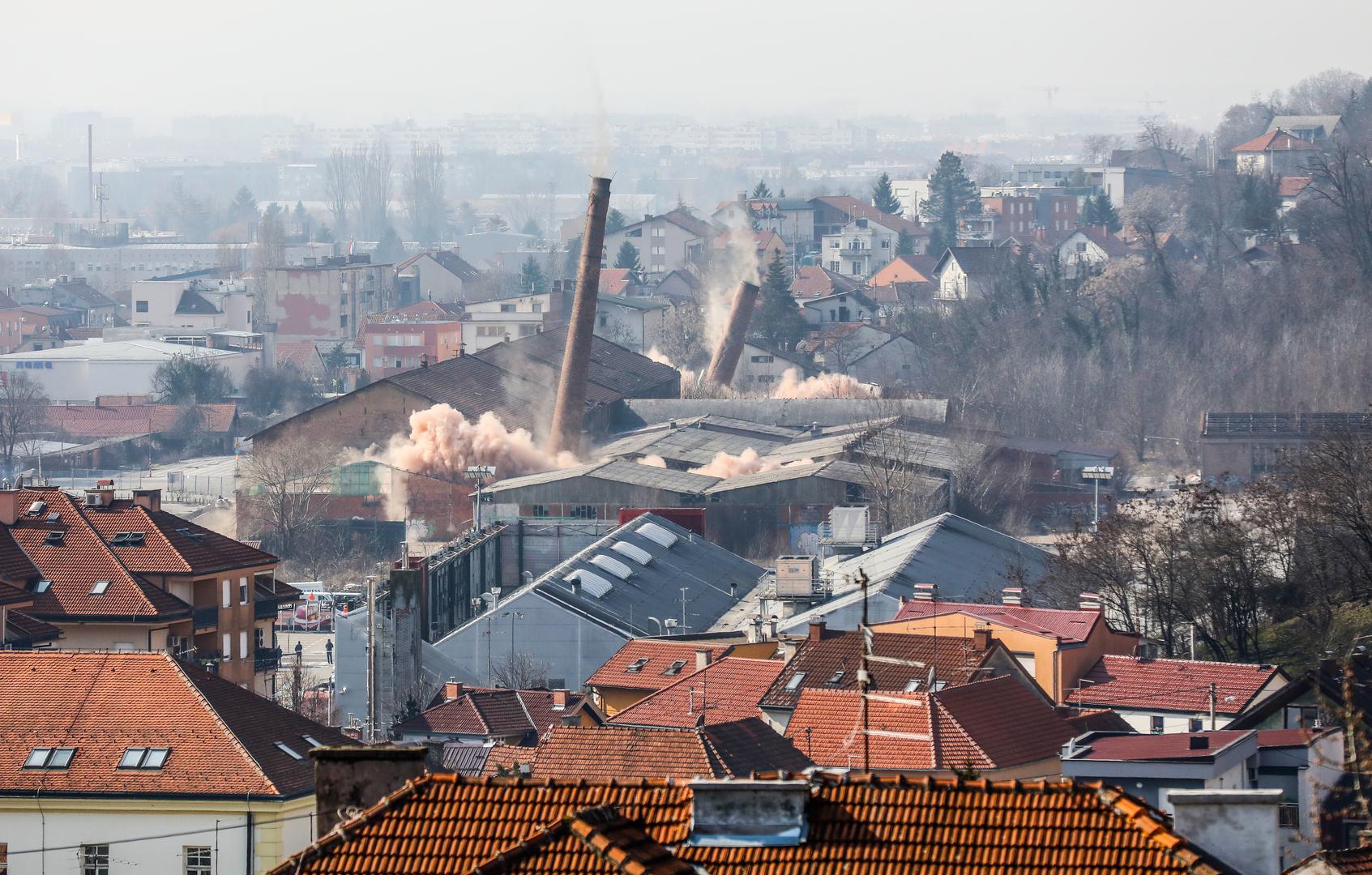 21..02.2021. Zagreb - Na lokaciji bivsih ciglana Zagreb, pored okretista tramvaja na Crnomercu nalazi se napusteni industrijski kompleks sa dva dimnjaka. Dimnjaci se nalaze na istocnom i zapadnom dijelu glavne zgrade s pecima za ciglu. Visina zapadnog dimnjaka je 49.8 m dok je visina istocnog dimnjaka 62.2 m. Uslijed potresa 22. ozujka i 29. prosinca 2020. dimnjaci su osteceni. Zbog ostecenja narusena im je stabilnoste te predstavljaju opasnost od djelomicnog ili cjelovitog rusenja zbog cega ce izvesti kontrolirano rusenje.Gradjani u ulici Sokolovac cekaju pocetak rusenja dimnjaka

Photo: Emica Elvedji/PIXSELL