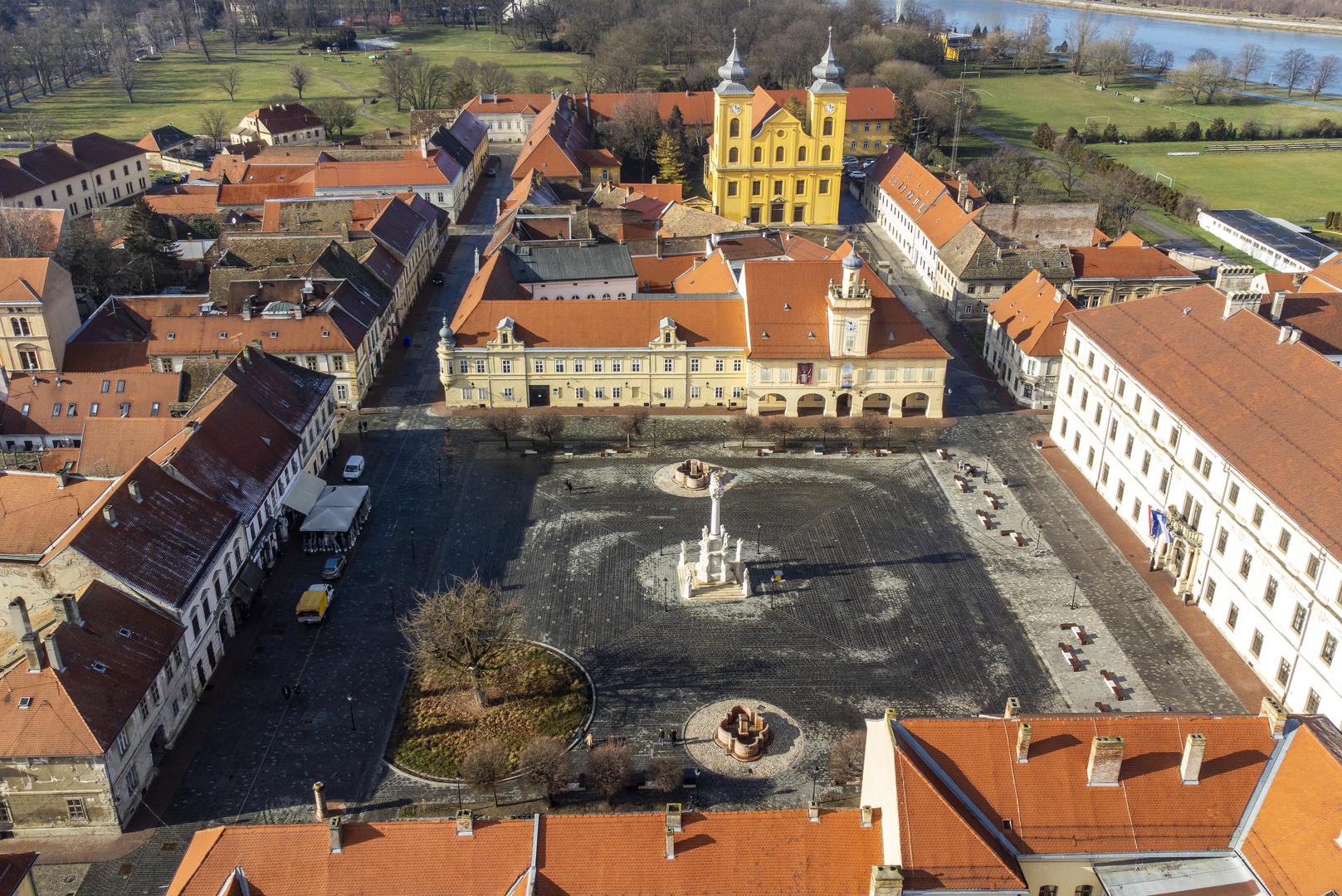 Radovi su obuhvatili izgradnju kolničke konstrukcije, popločavanje ulica i pješačkih površina te obnovu javnog rasvjetnog sustava. 