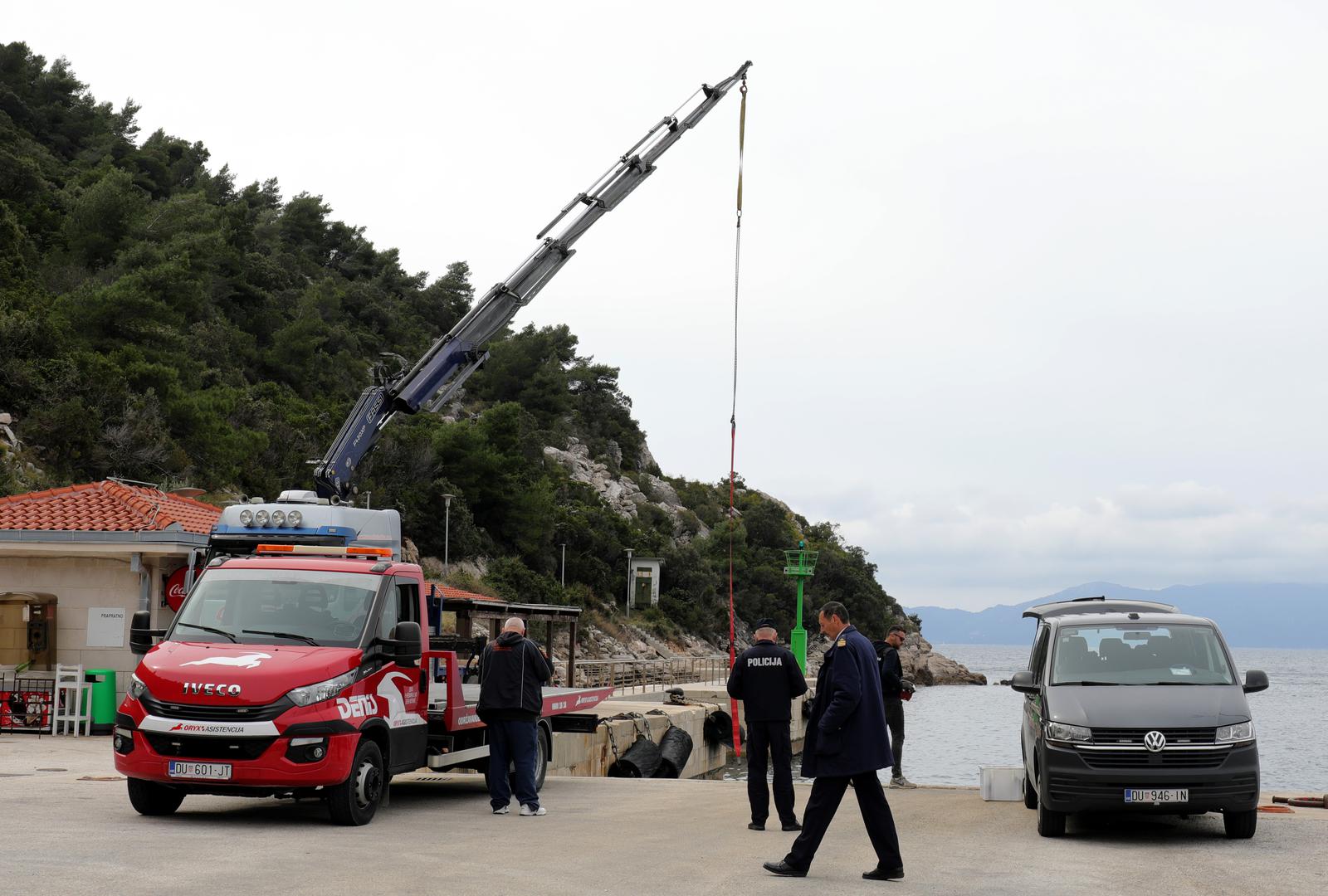 20.03.2023., Prapratno - Iz mora je izvucen osobni automobil koji je sletio u more dok su u njemu bile cetiri osobe. Tri osobe su spasene dok je jedna zenska osoba preminula.  Photo: Grgo Jelavic/PIXSELL